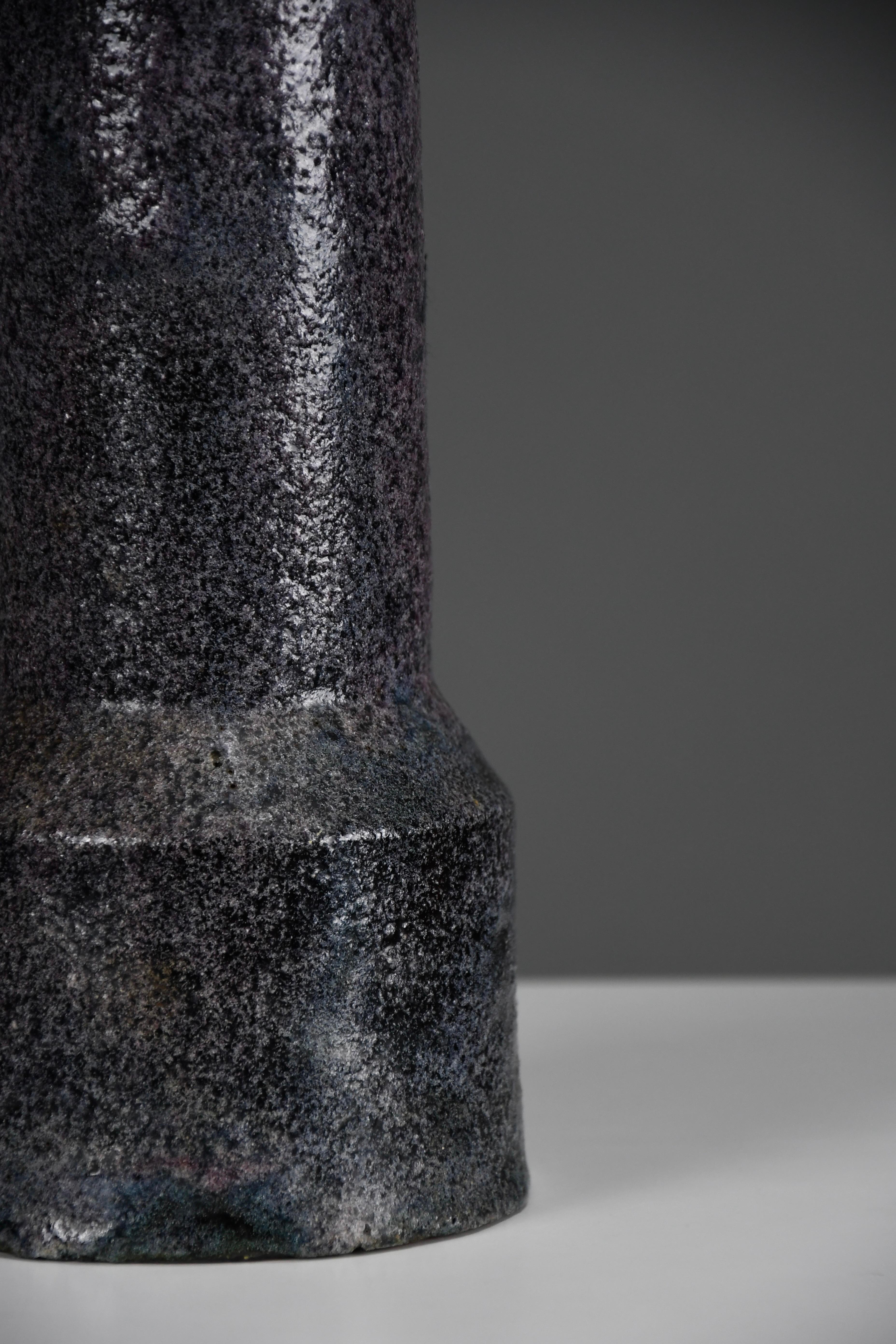Lampe de table moderne du milieu du siècle en céramique violette de Pieter Groeneveldt en vente 2