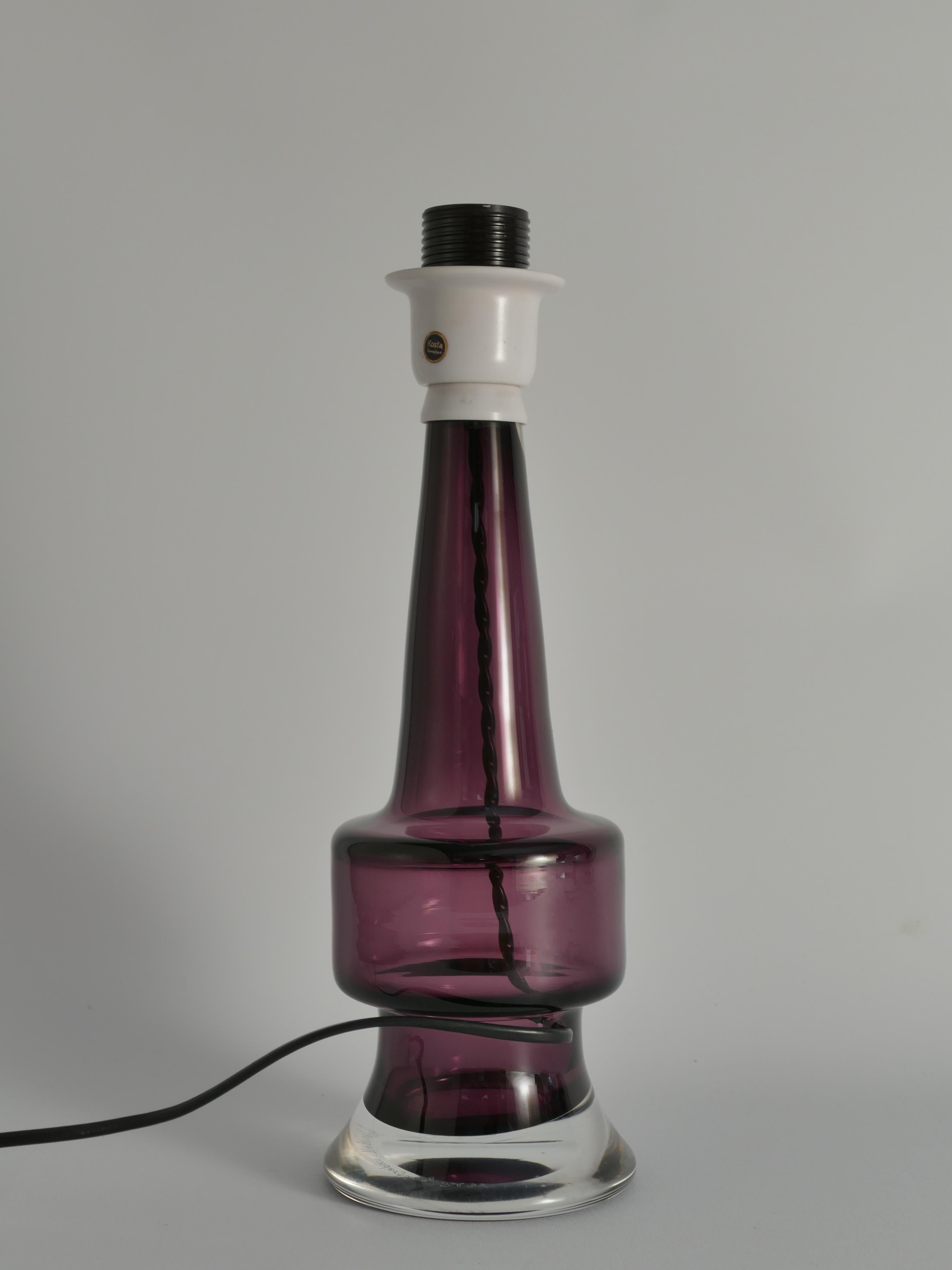 Mid-Century Modern Purple Crystal Table Lamp by Kosta Glasbruk, Sweden, 1960s

Elegant and vibrant, this Mid-Century Modern table lamp by Kosta Glasbruk showcases a stunning deep purple hue, crafted from full crystal glass. Handmade in Sweden during