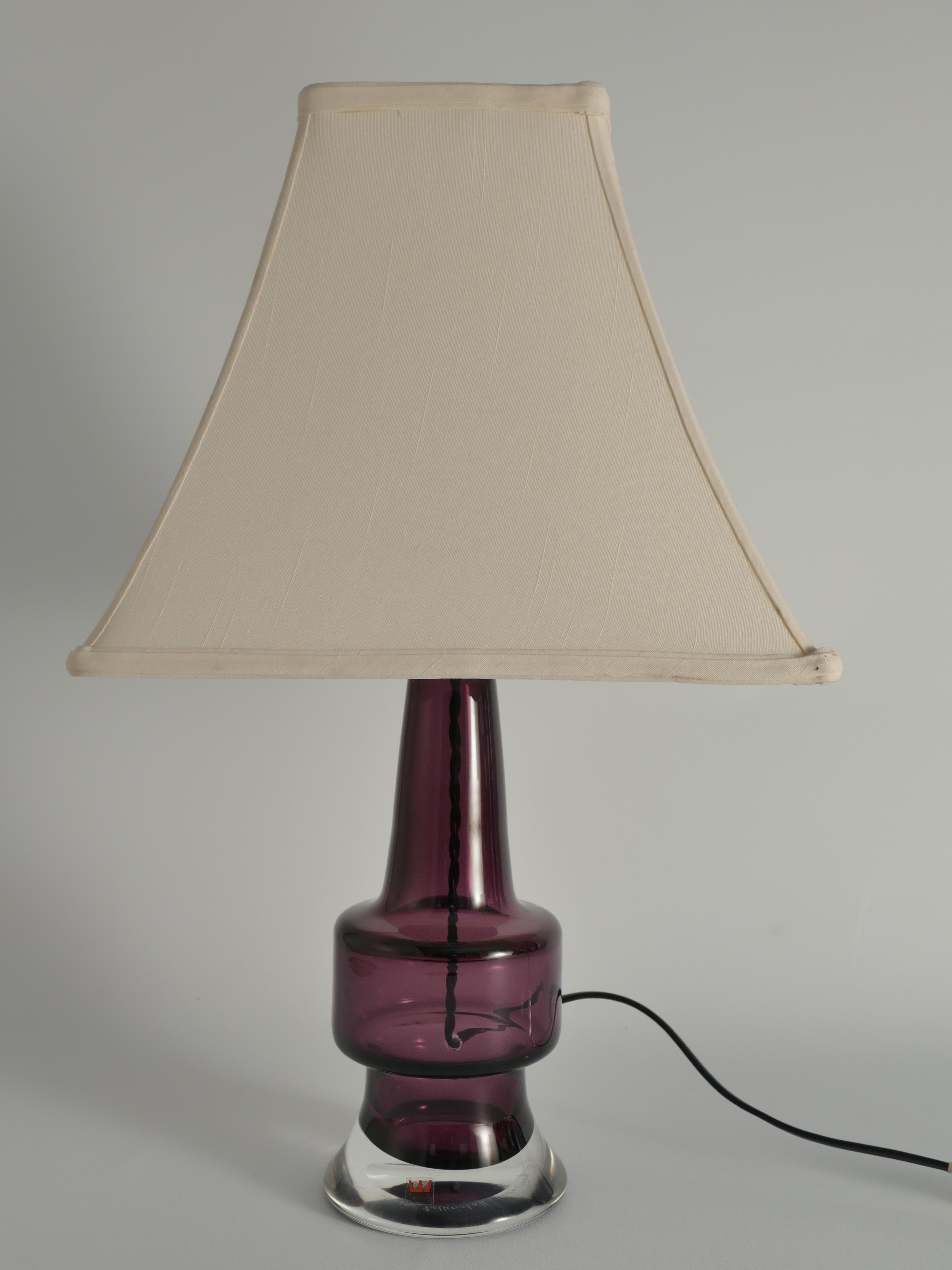 Mid-Century Modern Purple Chrystal Glass Table Lamp by Kosta 1960s In Good Condition For Sale In Grythyttan, SE
