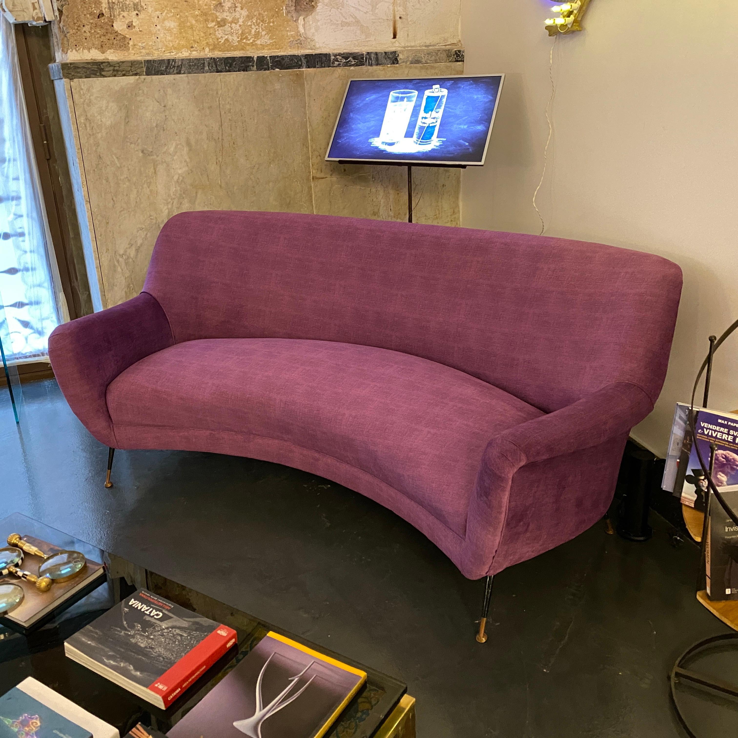 A Mid-Century Modern recently upholstered sofa in the manner of Gigi Radice made in Italy in the 1960s. Brass it's in original patina, purple velvet it's in perfect conditions. This Italian Curved Sofa from the 1960s is a statement piece, perfectly