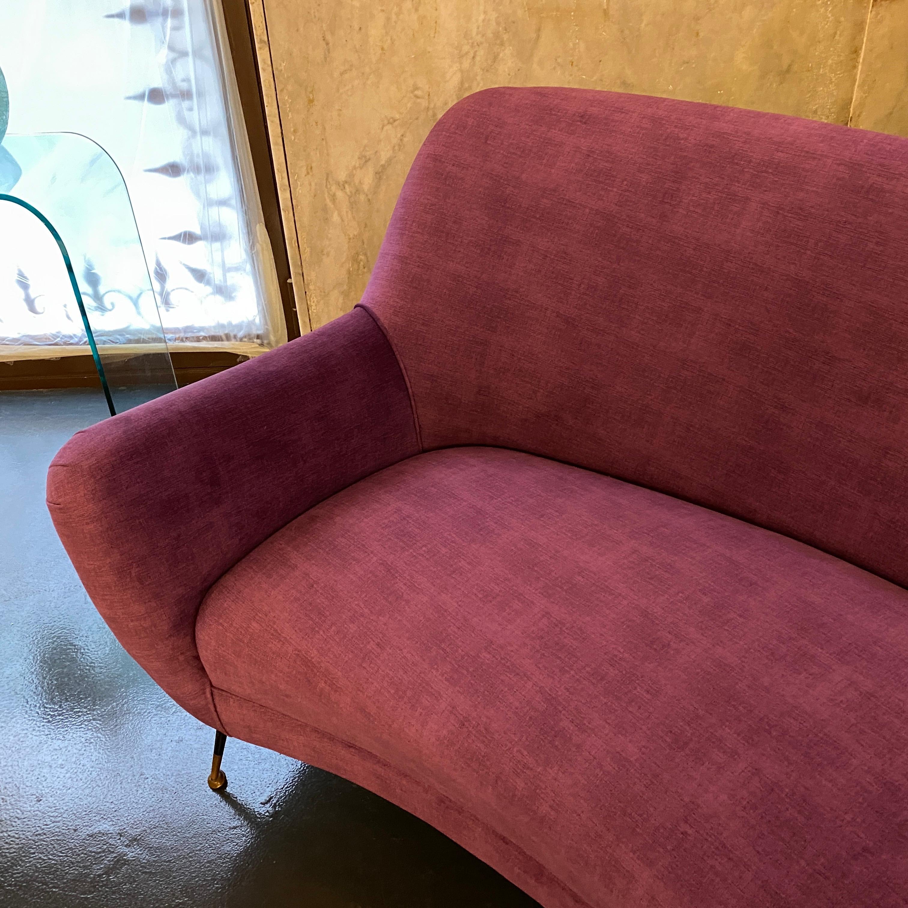 1960s Mid-Century Modern Purple Velvet and Brass Italian Curved Sofa In Good Condition In Aci Castello, IT