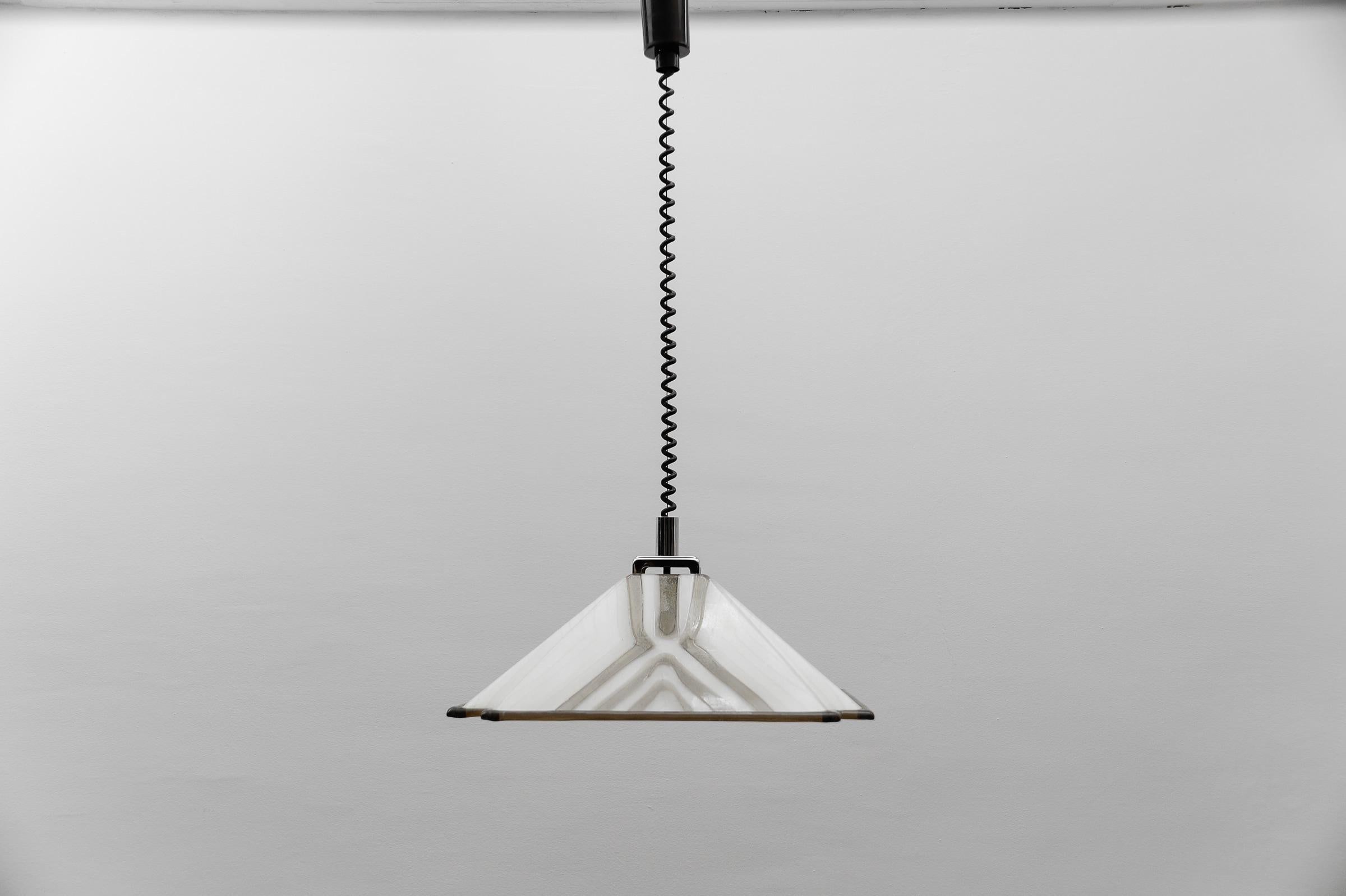 Completamente funzionante. Altezza regolabile da 55 a 150 cm.

Con presa E27. Funziona con 220V e 110V.

Il cablaggio è adatto a tutti i paesi.