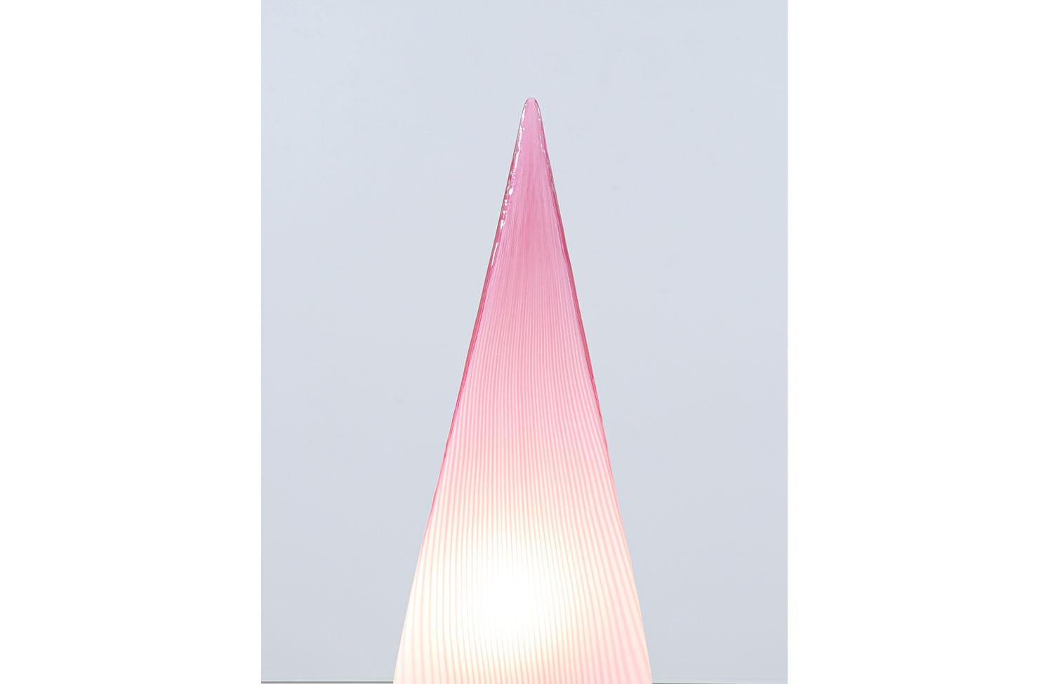 1x Mid-Century Modern Pyramid Pink Murano Glass Table Lamp by Vetri In Excellent Condition In Los Angeles, CA