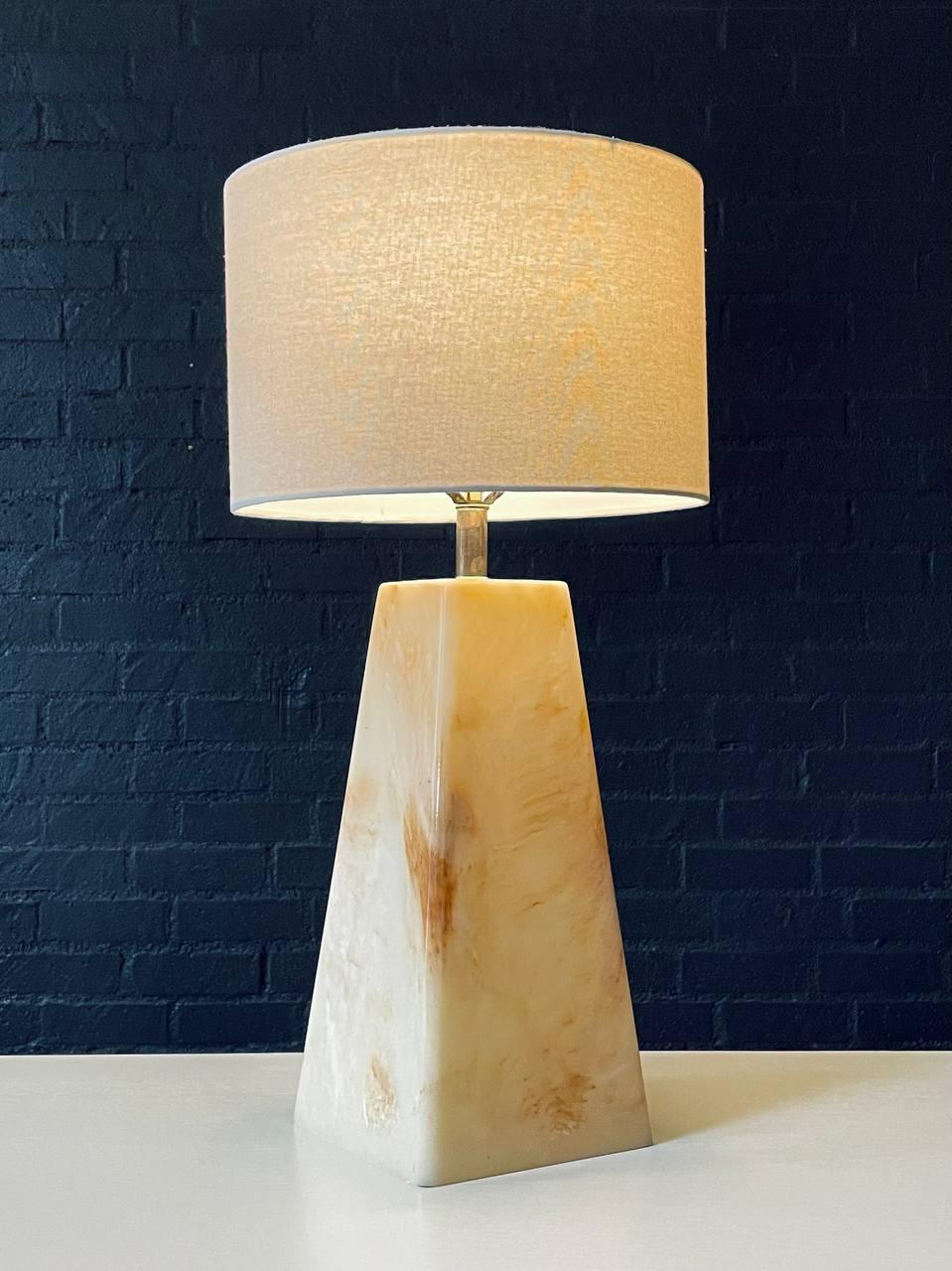 Mid-Century Modern Pyramid Style Resin Table Lamp In Good Condition For Sale In Los Angeles, CA