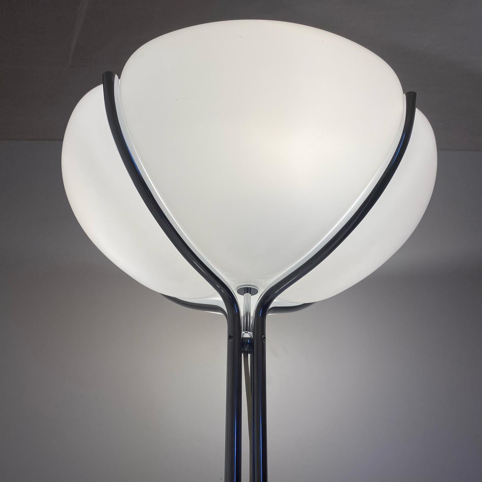 Moderne Stehlampe „ Quadrifoglio“ aus der Mitte des Jahrhunderts, Gae Aulenti für Guzzini, Italien  im Angebot 3