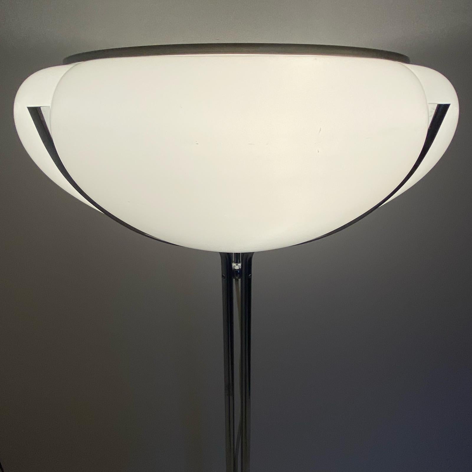 Moderne Stehlampe „ Quadrifoglio“ aus der Mitte des Jahrhunderts, Gae Aulenti für Guzzini, Italien  im Angebot 4