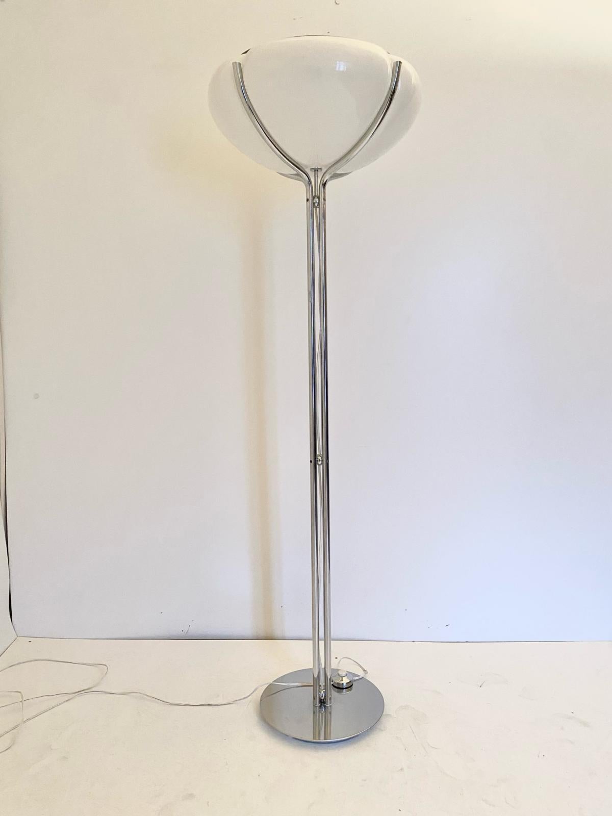 Moderne Stehlampe „ Quadrifoglio“ aus der Mitte des Jahrhunderts, Gae Aulenti für Guzzini, Italien  (Moderne der Mitte des Jahrhunderts) im Angebot