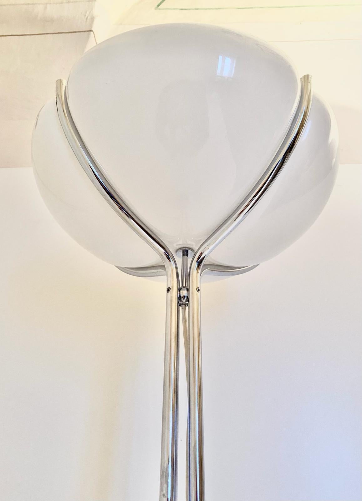 Moderne Stehlampe „ Quadrifoglio“ aus der Mitte des Jahrhunderts, Gae Aulenti für Guzzini, Italien  (Italienisch) im Angebot