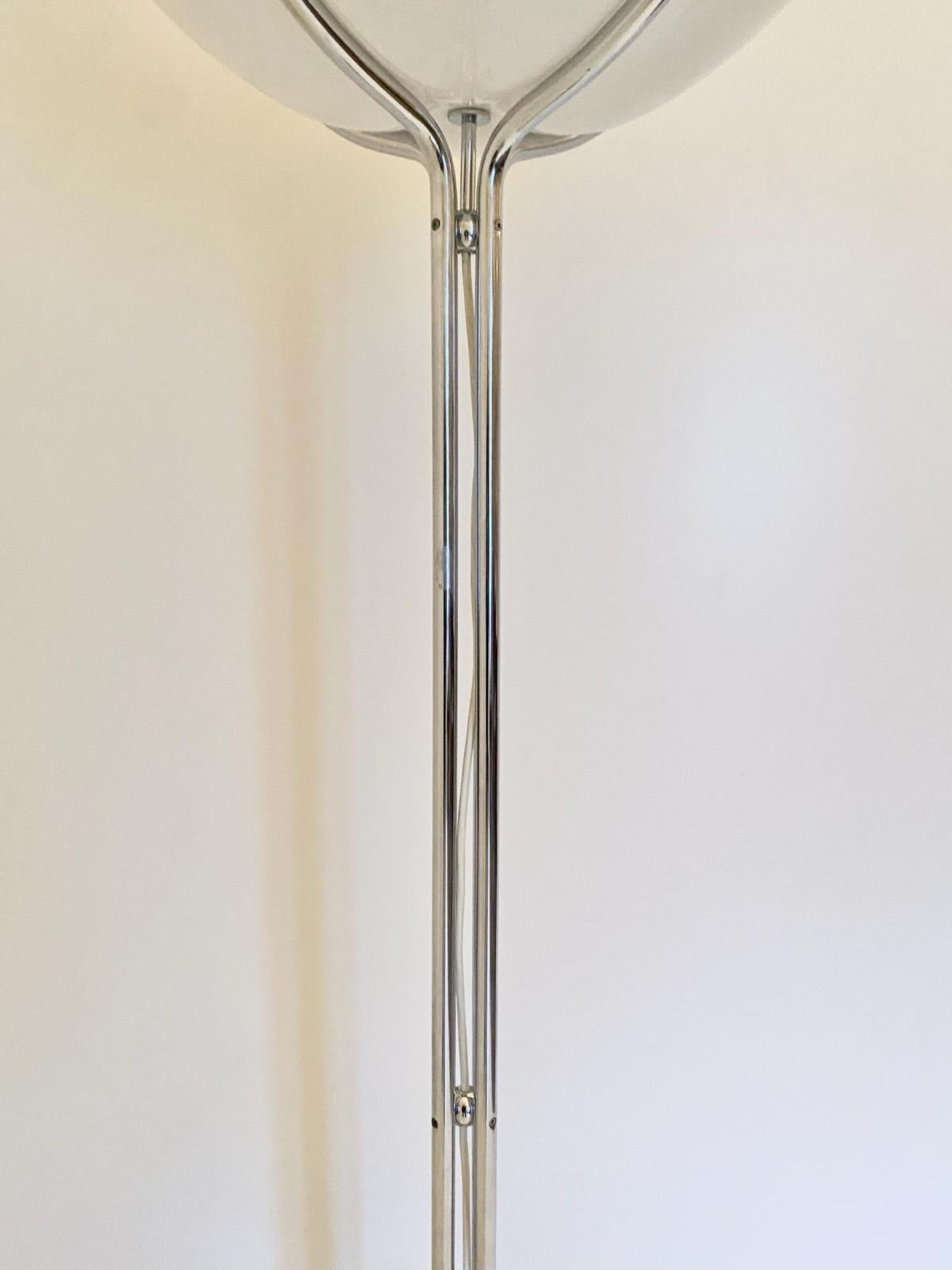 Moderne Stehlampe „ Quadrifoglio“ aus der Mitte des Jahrhunderts, Gae Aulenti für Guzzini, Italien  im Zustand „Gut“ im Angebot in Ceglie Messapica, IT