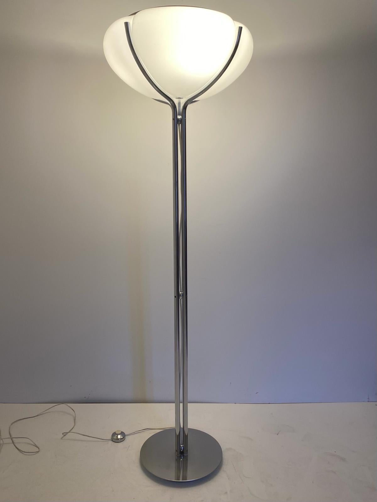 Moderne Stehlampe „ Quadrifoglio“ aus der Mitte des Jahrhunderts, Gae Aulenti für Guzzini, Italien  im Angebot 1