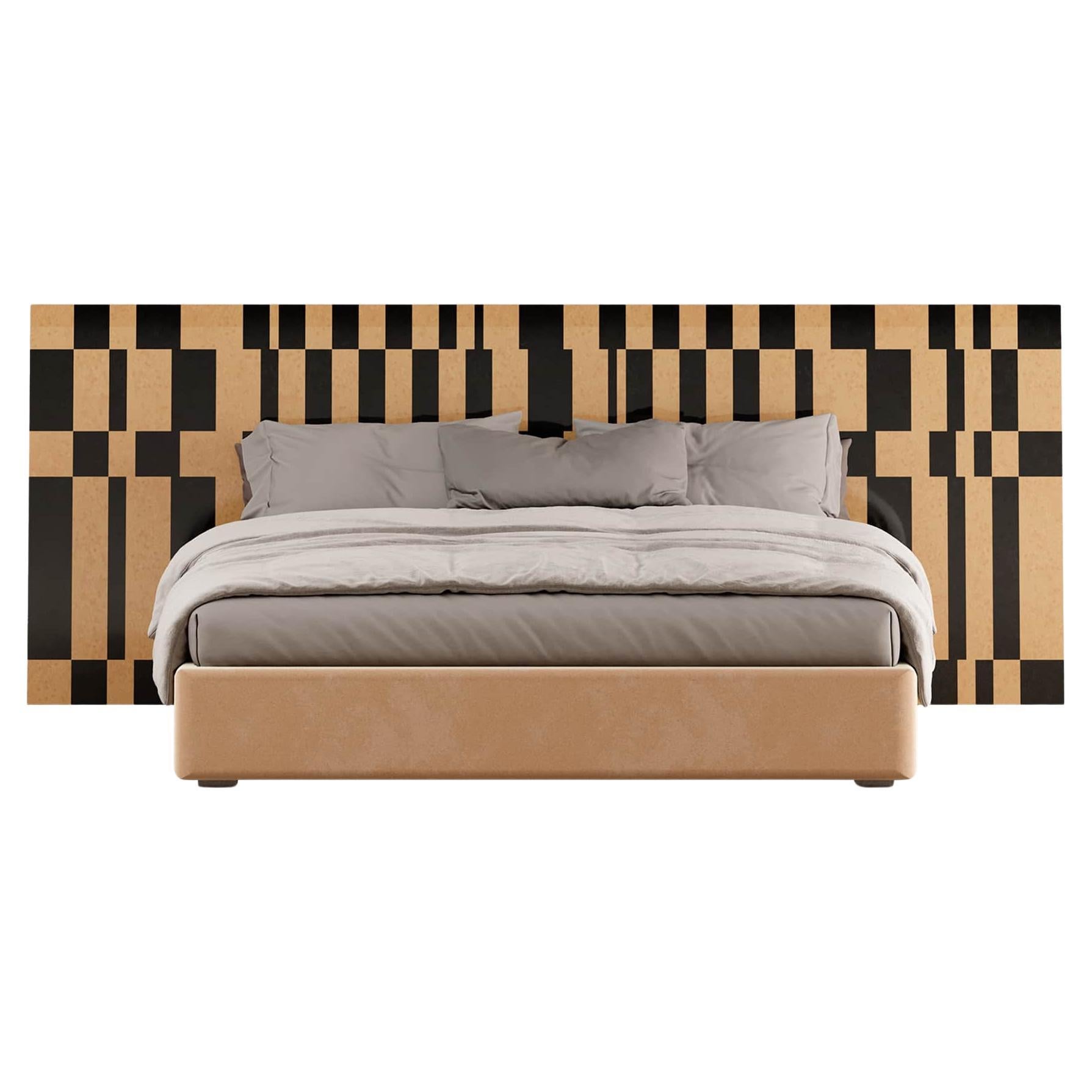 Huesca Queen Bed von Hommés Studio ist ein retro-modernes Meisterwerk, das den eklektischen Stil des Schlafzimmers unterstreicht. Das Kopfteil ist mit Intarsien verziert und besticht durch ein Quadrat- und Streifenmuster in eleganten, neutralen