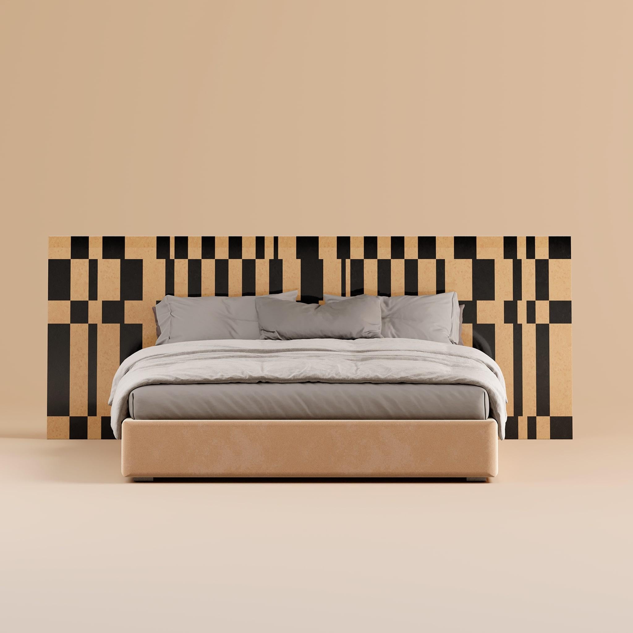 Mid-Century Modern Queen-Bett Streifen Schwarz & Holz Geometrisches Muster Kopfteil (Moderne der Mitte des Jahrhunderts) im Angebot