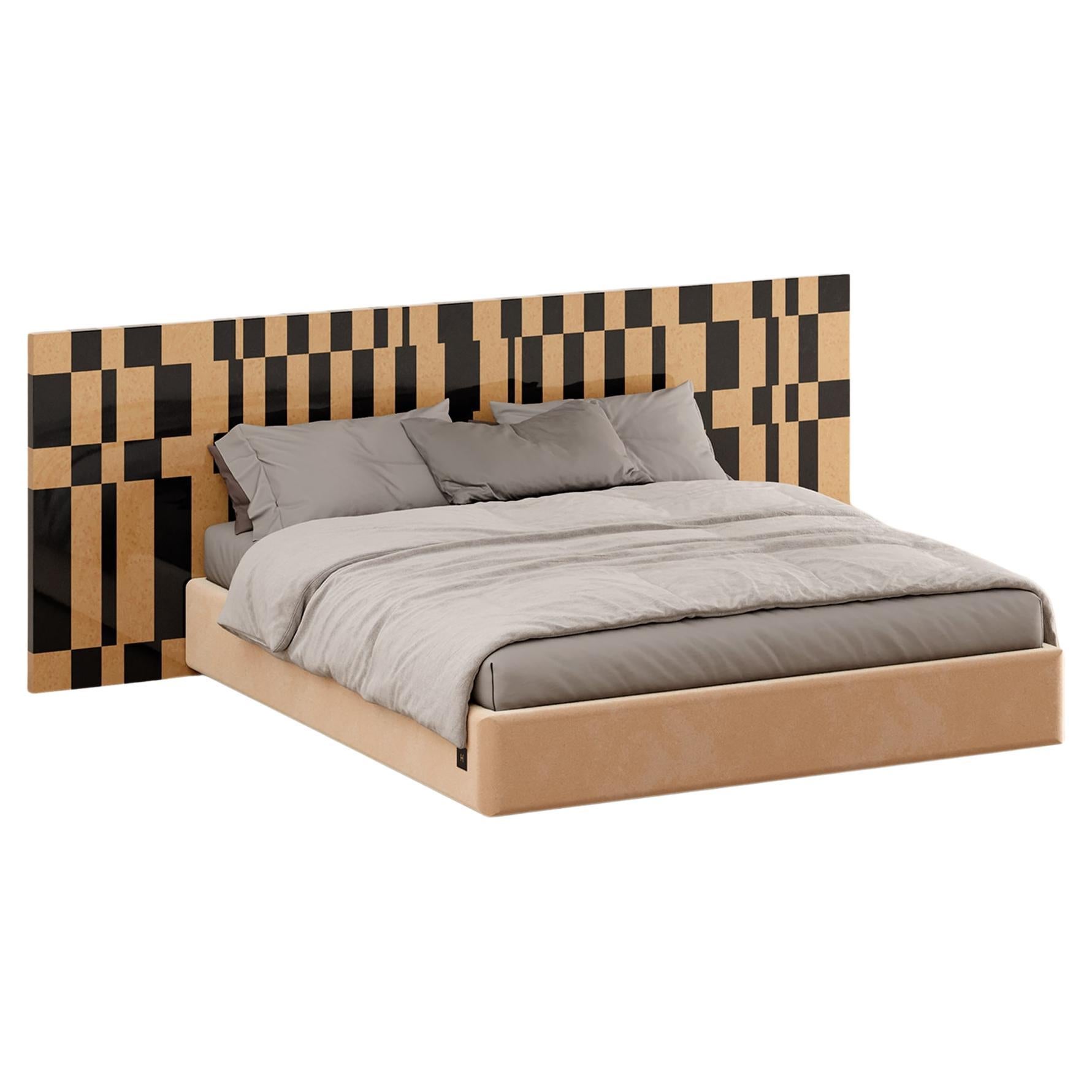 Mid-century Modern Queen Kopfteil Bett Streifen Schwarz & Holz Geometrisches Muster
Huesca Queen Kopfteil  Das Bett von Hommés Studio ist ein retro-modernes Meisterwerk, das den eklektischen Stil der Schlafzimmergestaltung unterstreicht. Das