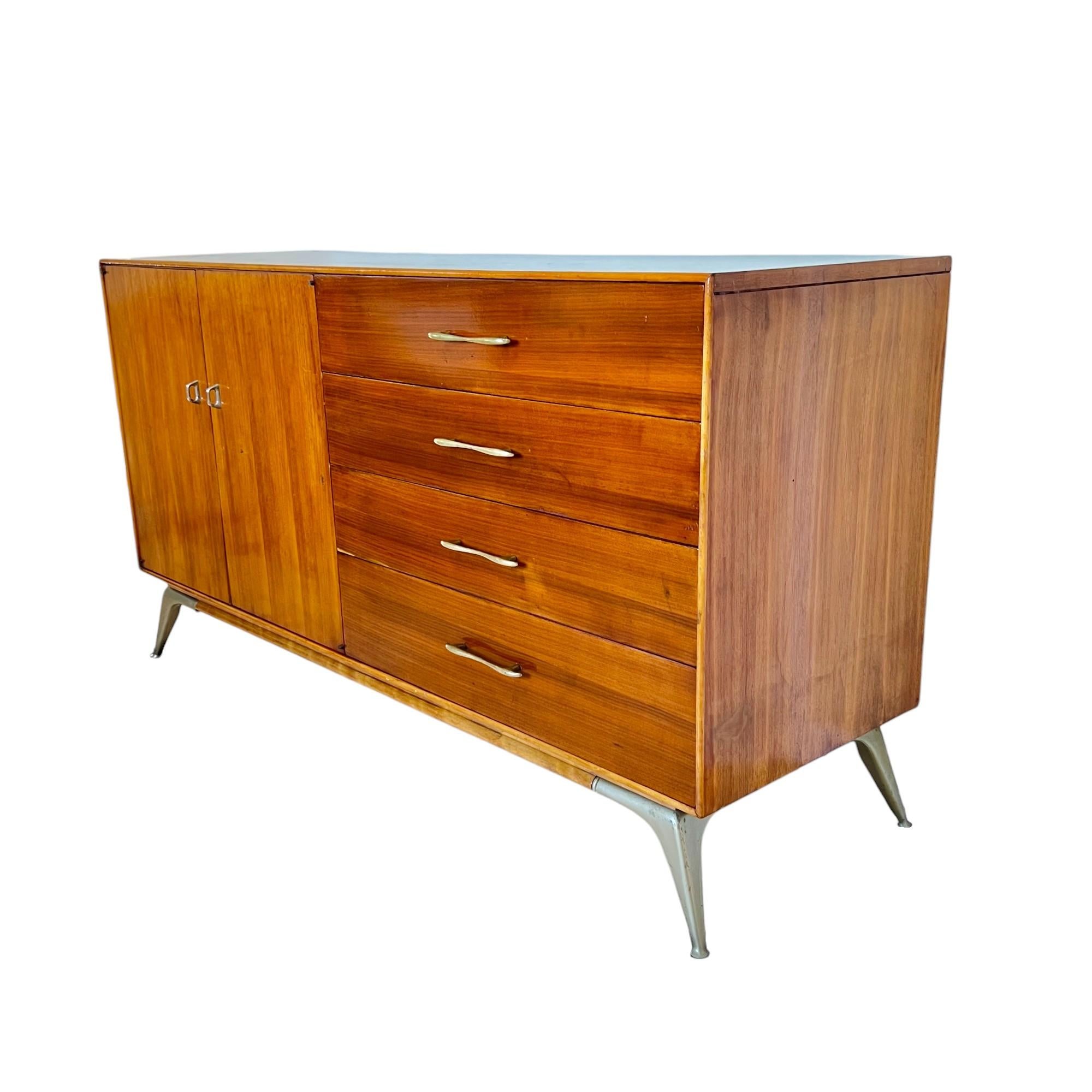 Questa credenza vintage di metà secolo di R-Way Furniture è caratterizzata da un design classico, da un bellissimo legno di noce ambrato e da uno spazio versatile. A sinistra c'è un ampio mobile a due ante con tiretti in nichel, mentre a destra ci