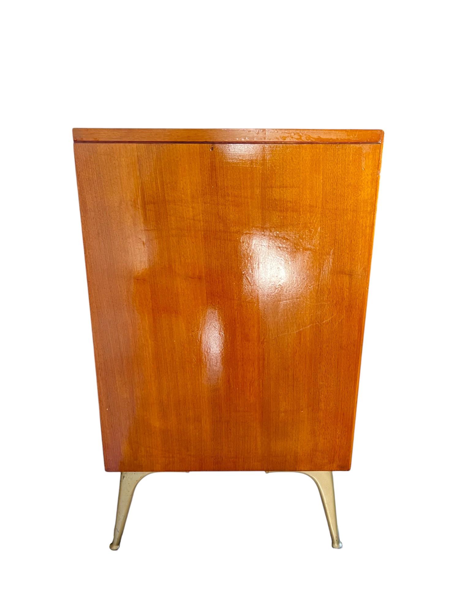 Credenza in legno di noce R-Way della modernità di metà secolo, anni '60 In condizioni buone in vendita a Harlingen, TX