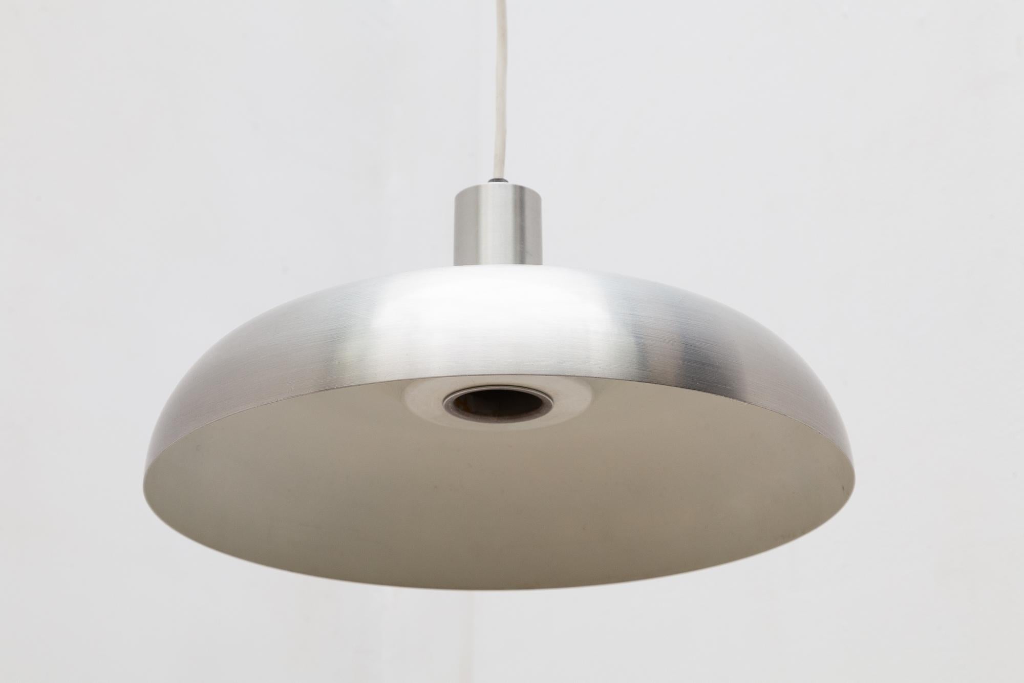 Vintage midcentury pendant lamp by RAAK, Amsterdam. Modernist brushed metal shade with enameled white interior. The extra-long cord can be hung to the desired height.
Dimensions: 40 cm W. x 90 cm.H.

Shipping free.