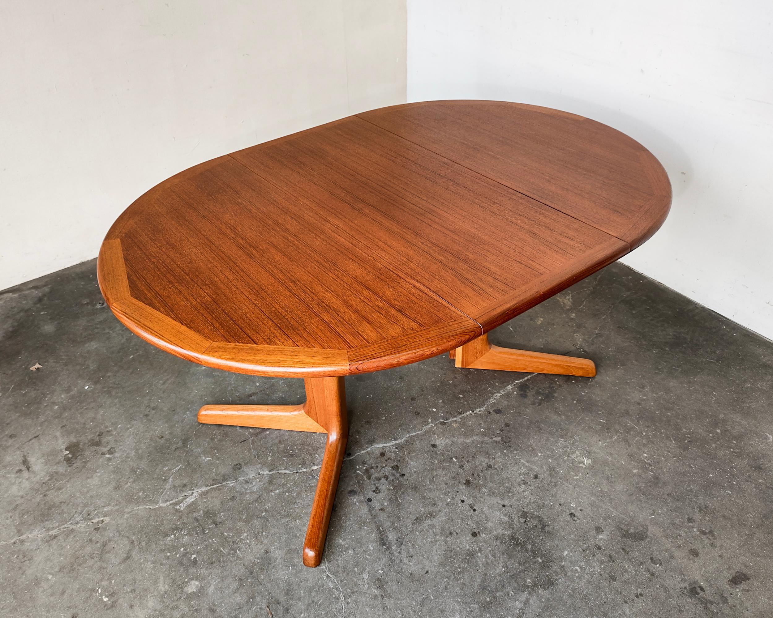 Mid-Century Modern Racetrack Teak Expandable Dining Table, 1970s In Good Condition In Hawthorne, CA