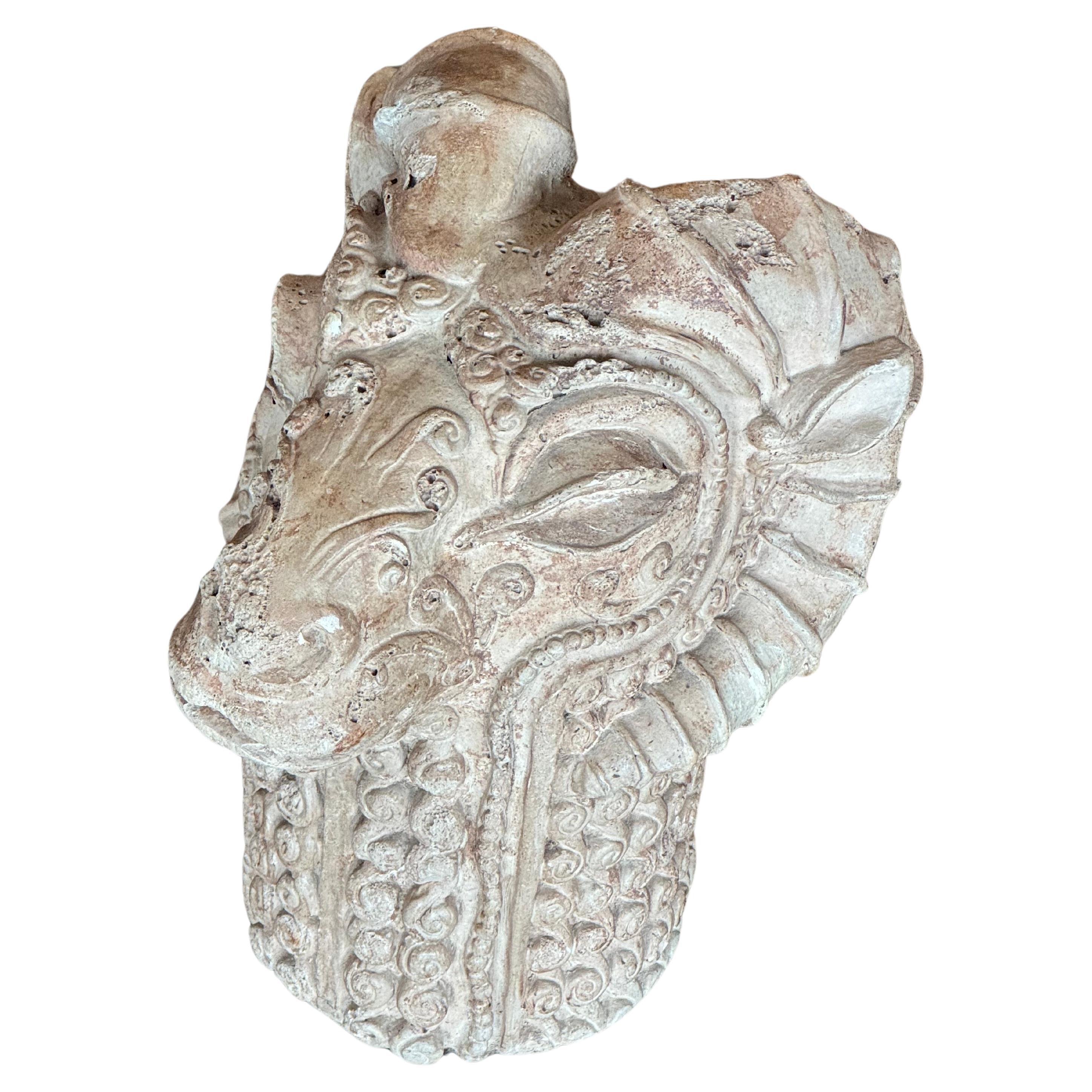Cette figurine de tête de bélier du milieu du siècle est un accent décoratif idéal et sert également de serre-livres fonctionnel. Fabriqué avec des embellissements méticuleusement sculptés à la main, il arbore une charmante patine naturelle et une