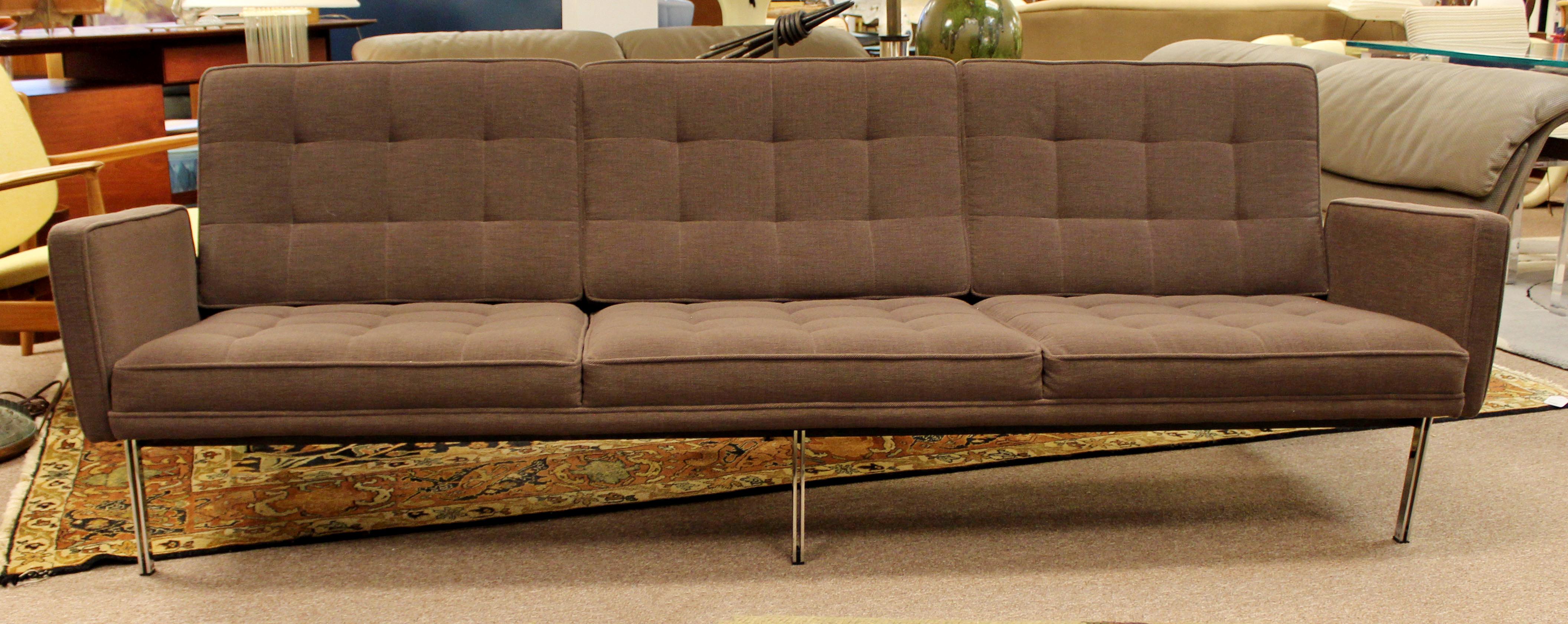 For your consideration is a rare, early edition, circa 1950s, of the parallel bar sofa by Florence Knoll. Recently professionally reupholstered in a tufted brown wool frise fabric by Holly Hunt. In excellent condition. The dimensions are 90.5