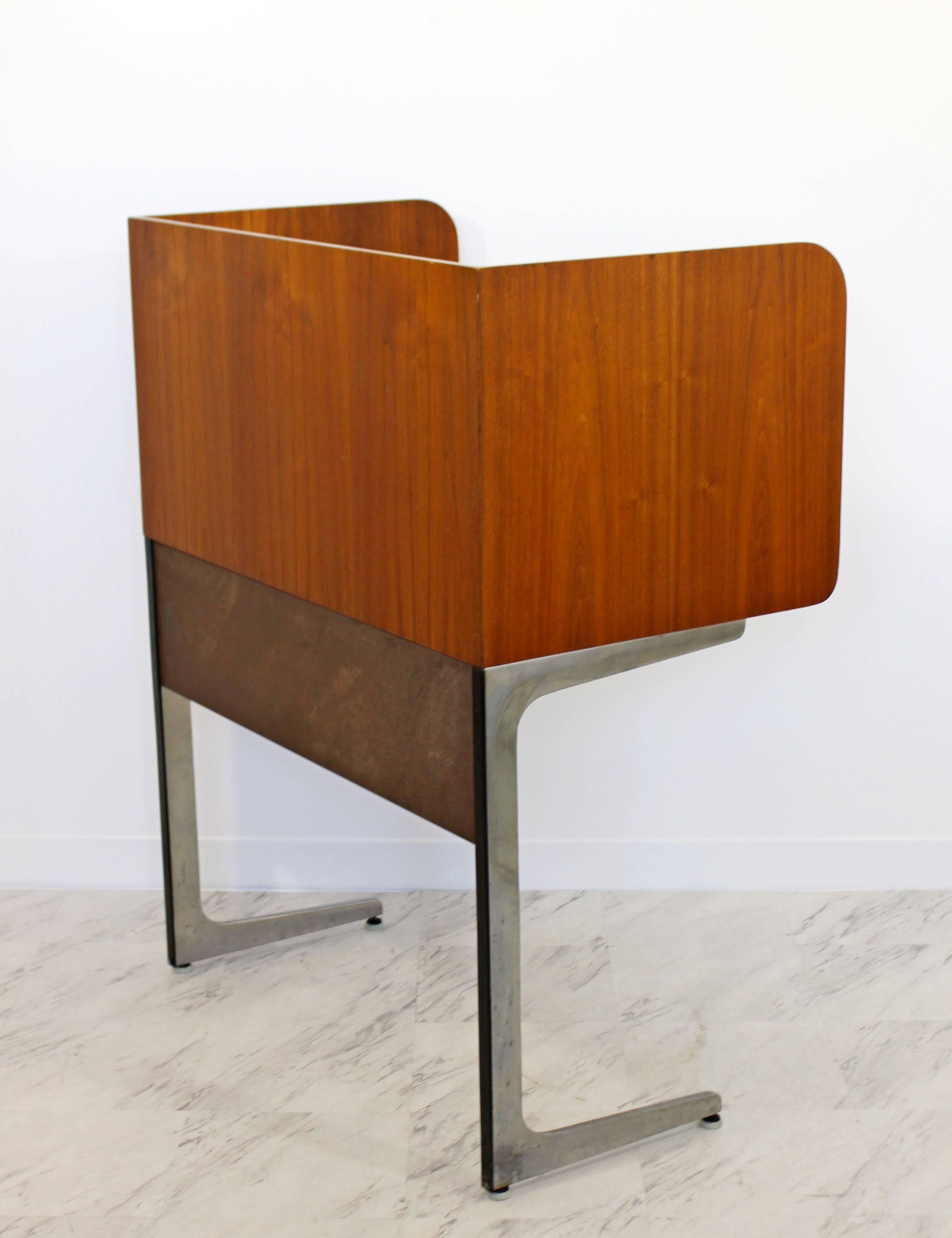 Mid-Century Modern Rare Herman Miller Upright Privacy Desk, 1960s In Good Condition In Keego Harbor, MI