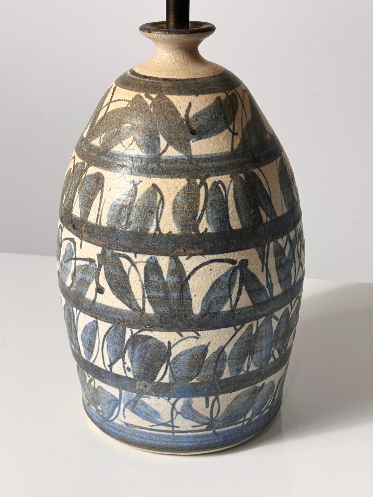 Seltene JT Abernathy Studio Pottery Keramik-Tischlampe, Mid-Century Modern, 1960er Jahre im Zustand „Gut“ im Angebot in Troy, MI
