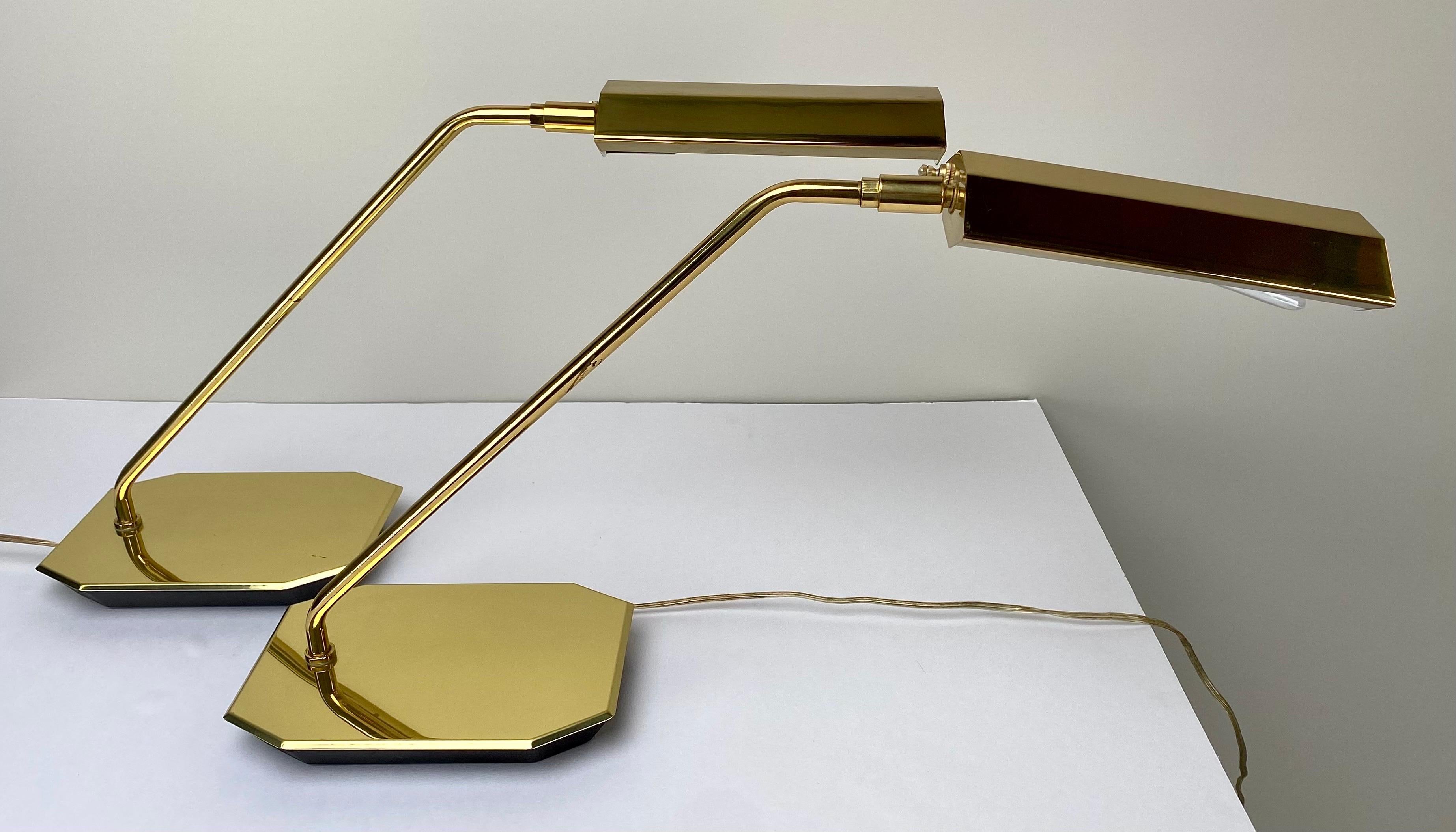 Seltene verstellbare Apotheker-Schreibtischlampe aus Messing von Koch & Lowy, Mid-Century Modern, ein Paar  im Angebot 4