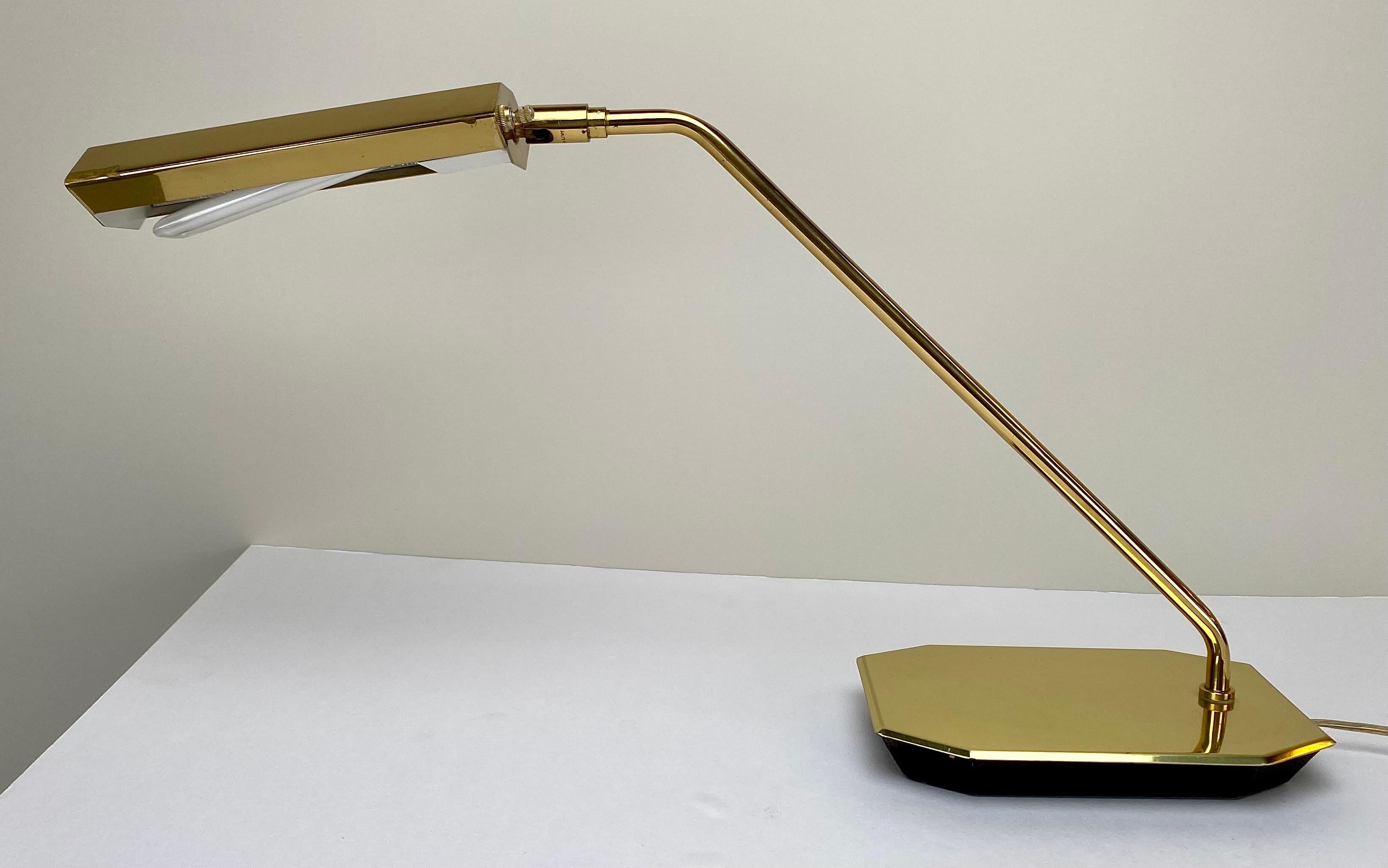  Ein Paar seltener Schätze der Jahrhundertmitte  Koch & Lowy verstellbare Apotheke Messing Schreibtischlampen. Jede Leuchte trägt das prestigeträchtige Markenzeichen von Koch und Lowy, ein Symbol für handwerkliche Qualität und herausragendes Design.