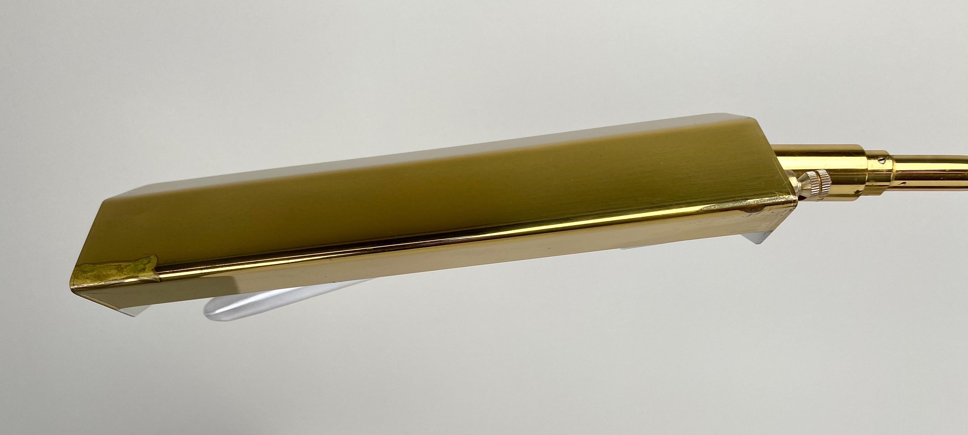Seltene verstellbare Apotheker-Schreibtischlampe aus Messing von Koch & Lowy, Mid-Century Modern, ein Paar  (Moderne der Mitte des Jahrhunderts) im Angebot