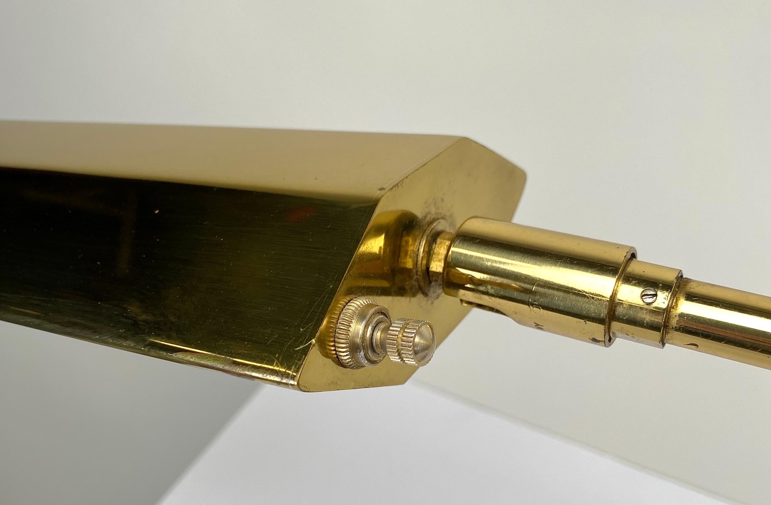 Seltene verstellbare Apotheker-Schreibtischlampe aus Messing von Koch & Lowy, Mid-Century Modern, ein Paar  im Zustand „Gut“ im Angebot in Plainview, NY