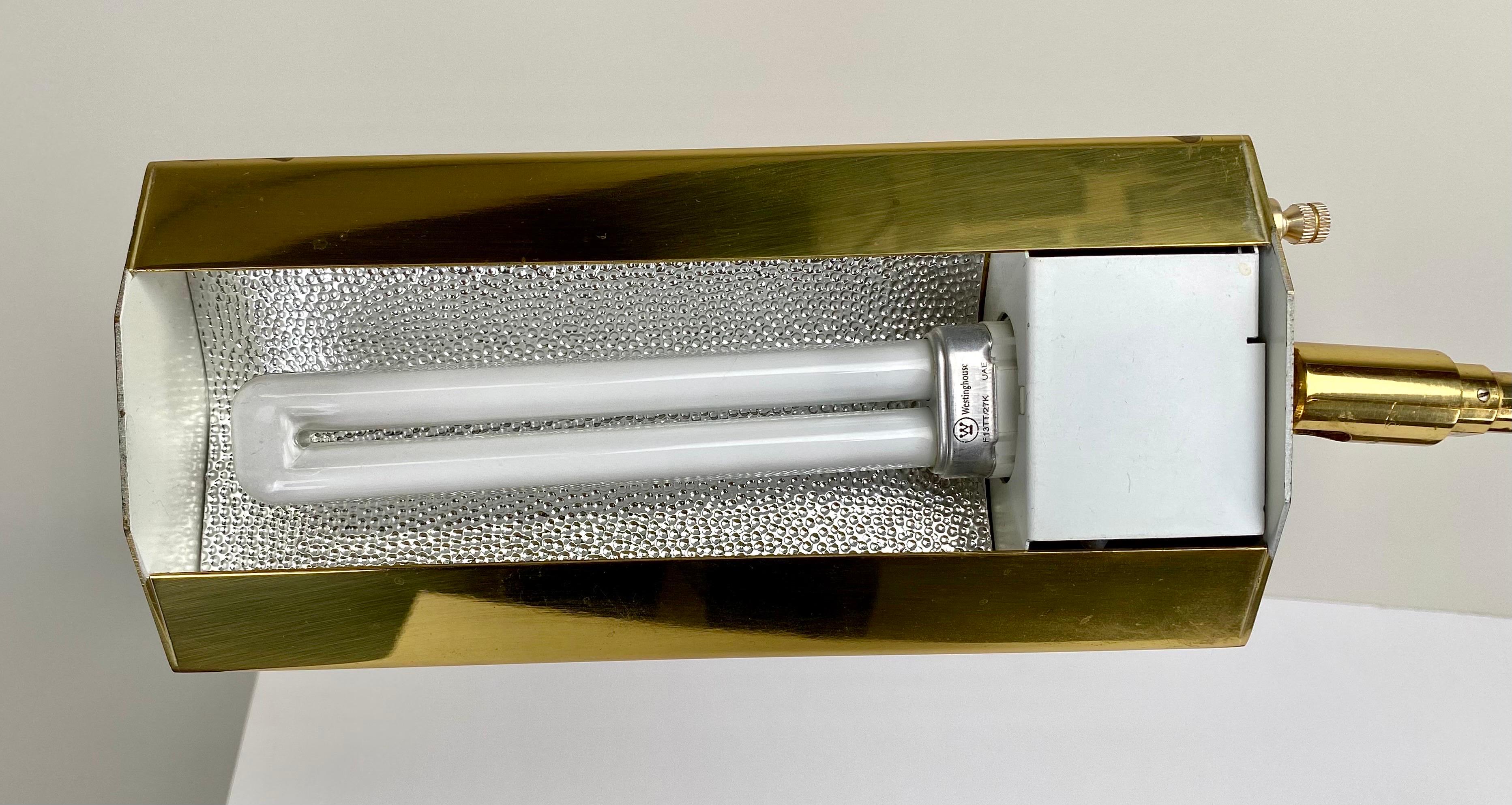 Seltene verstellbare Apotheker-Schreibtischlampe aus Messing von Koch & Lowy, Mid-Century Modern, ein Paar  (20. Jahrhundert) im Angebot