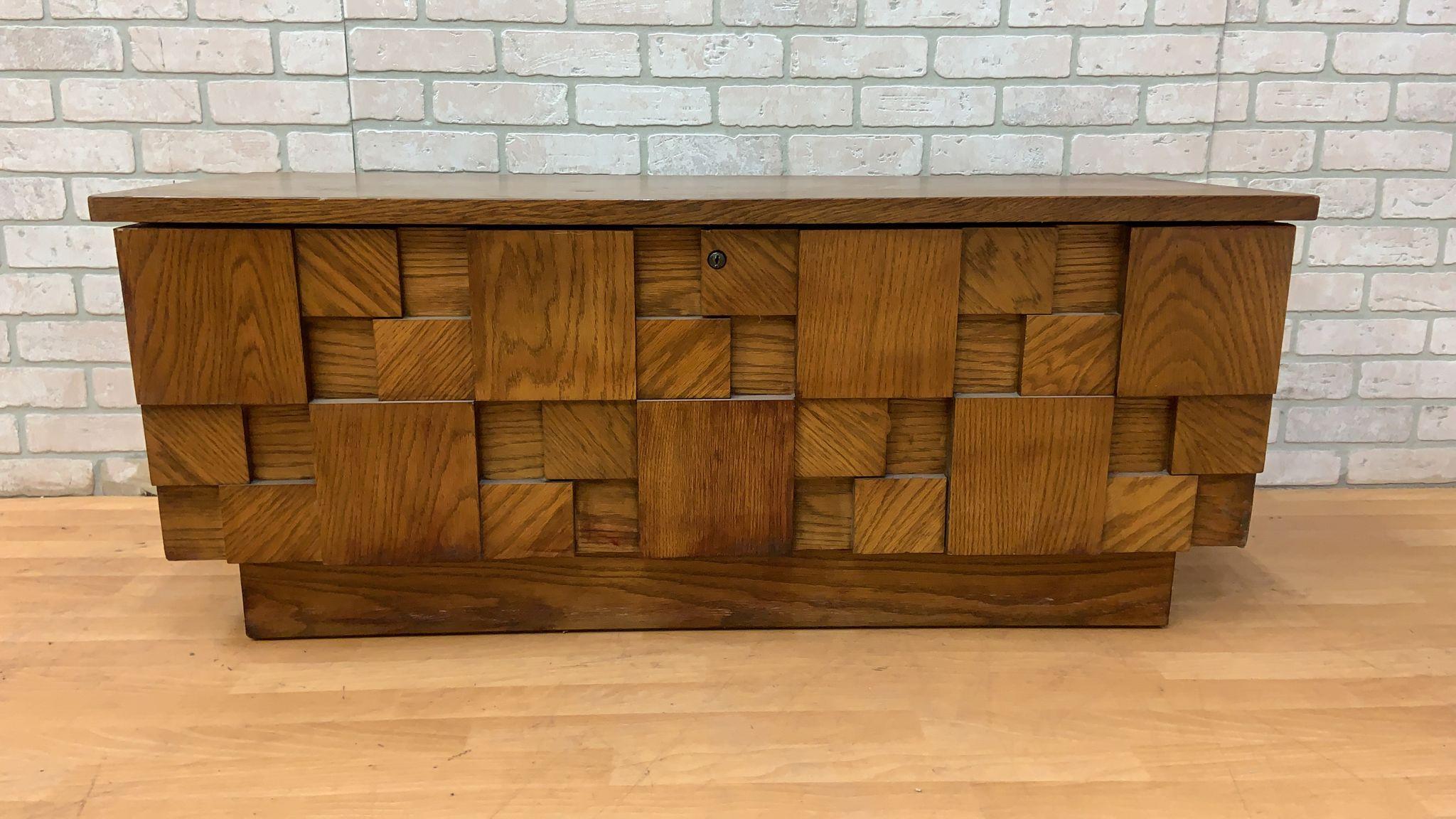 Mid-Century Modern rare lane Brutalist Mosaic hope chest Paul Evans style

Fabulous Lane Brutalist mosaic chunky walnut hope chest. This piece is particularly rare and hard to find. The chest is well thought out and constructed. Fully lined with