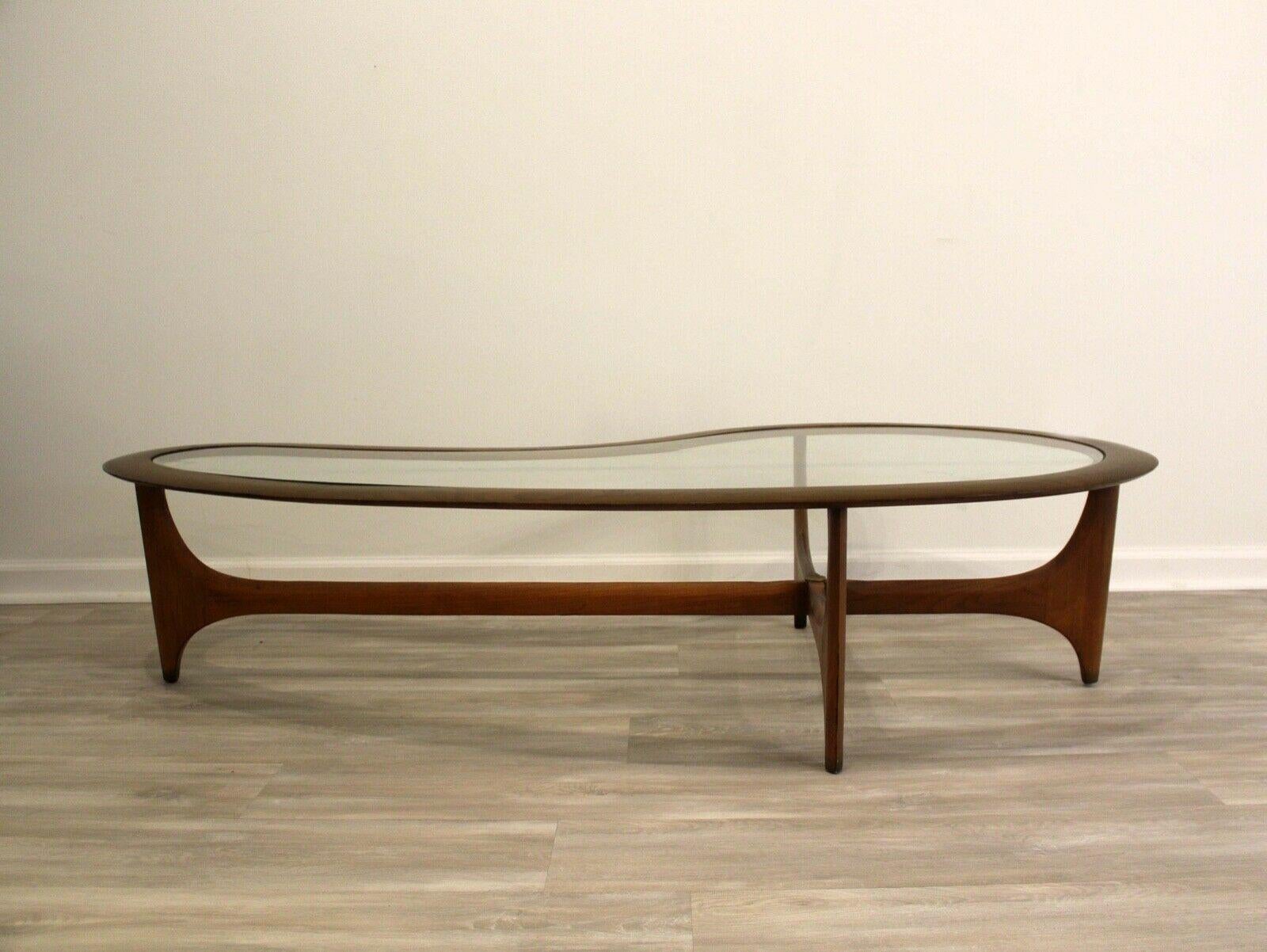 1960's walnut wood sculptural amoeba shaped coffee table in excellent condition by Lane. Dimensions: 64.5 W x 34 D x 14.5 H.
 
