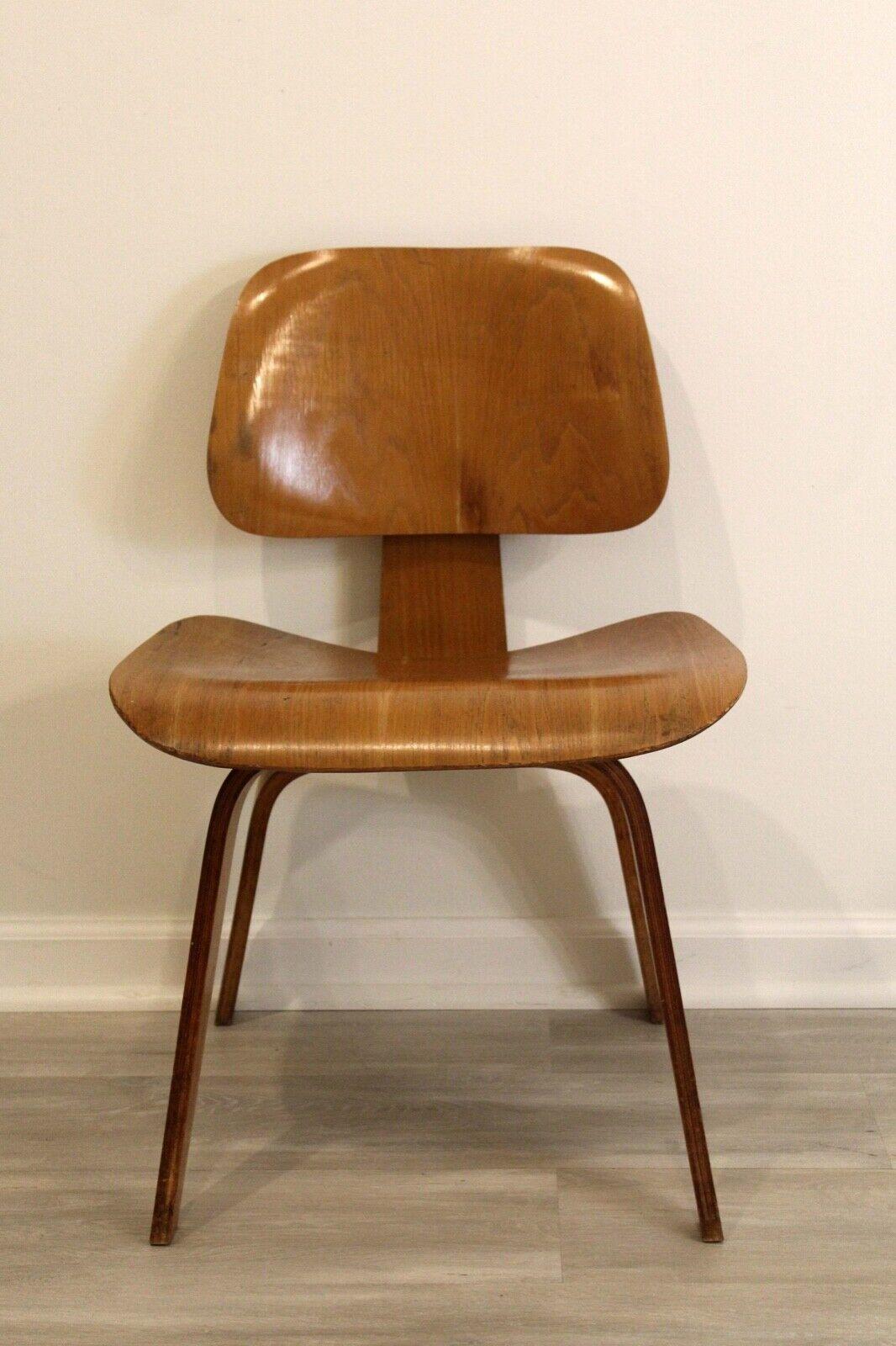 For your consideration is an original, early, molded DCW Maple wood side chair, by Charles Eames, circa the 1940s. In excellent vintage condition, with the original Evans Products Company manufacturing tag still in tact and attached. Dimensions: