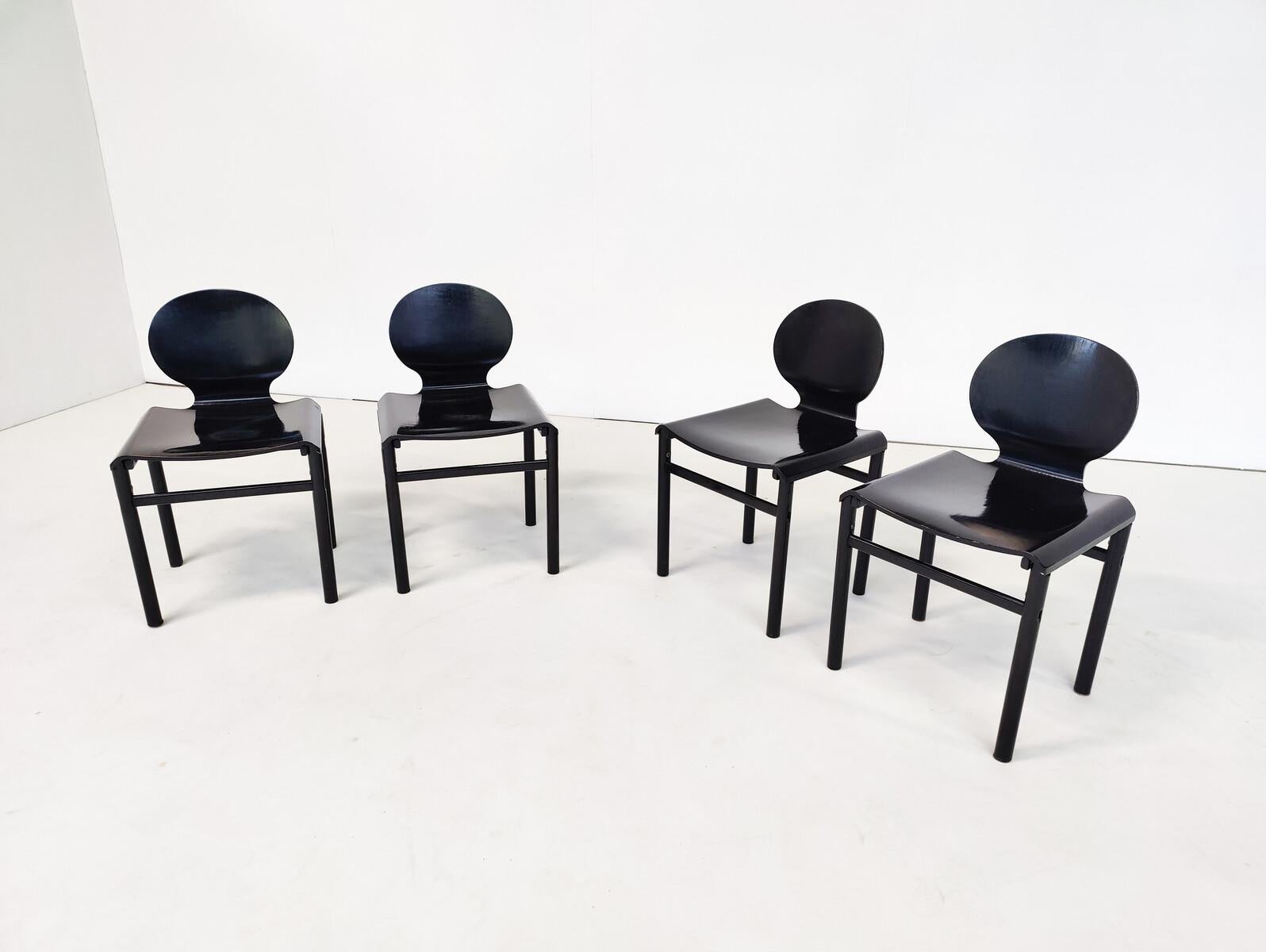 Mid-Century Set of 4 Chairs in the style of Afra and Tobia Scarpa, Molteni, 1960 For Sale 3