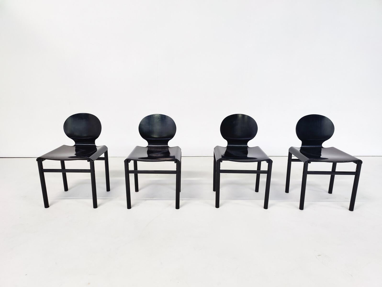 Mid-Century Set of 4 Chairs in the style of Afra and Tobia Scarpa, Molteni, 1960 For Sale 4