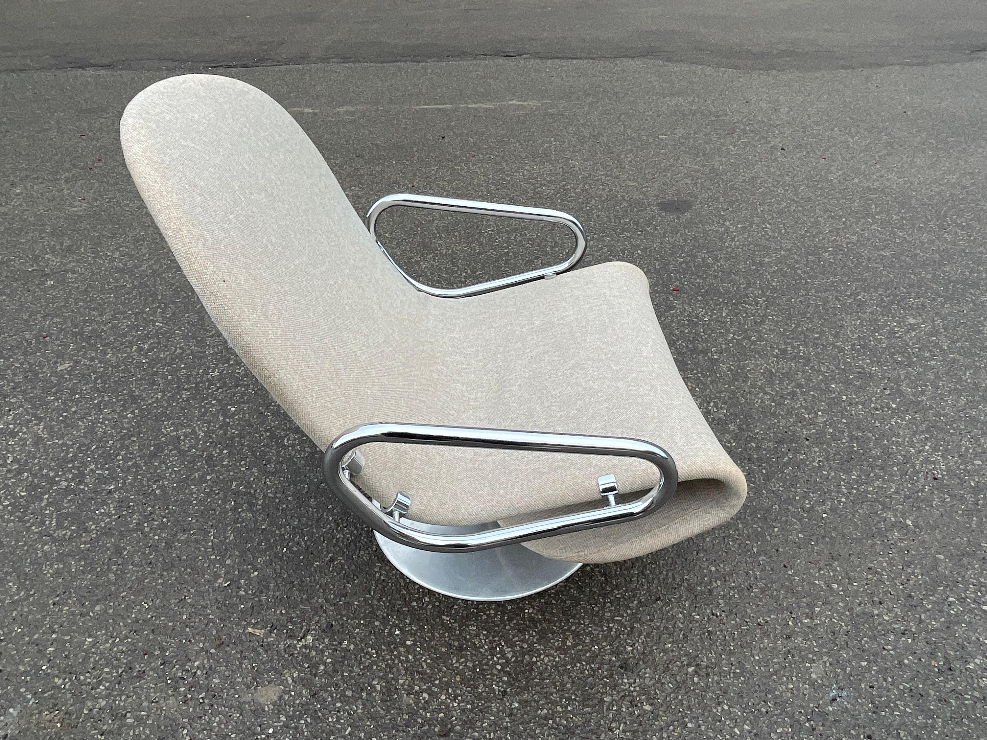 Cette rare chaise longue Verner Panton pour Fritz Hansen datant de 1973 est un véritable objet de collection. Conçue par le célèbre designer danois Verner Panton, cette chaise est un excellent exemple de son approche innovante de la conception de