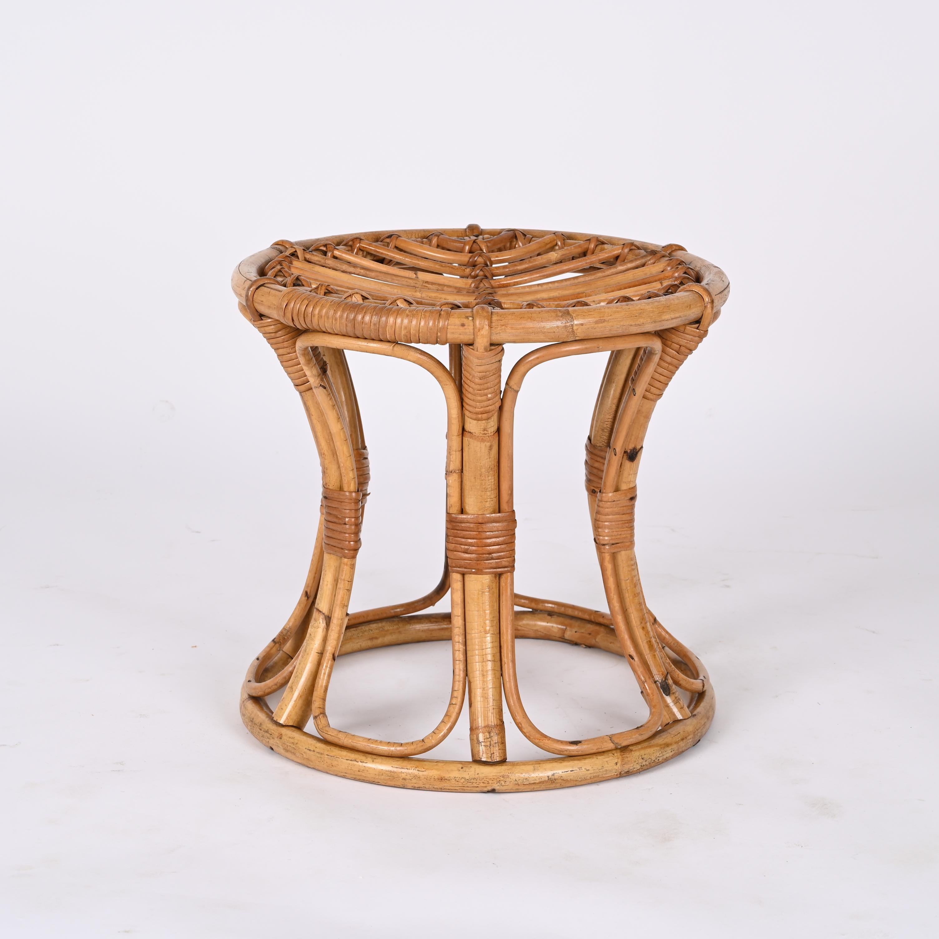 Tabouret rond en rotin et bambou de style moderne du milieu du siècle. Cet objet étonnant a été produit en Italie dans les années 1960.

Cette pièce est fantastique car elle est très adaptable et en très bon état d'origine.

Ce tabouret est