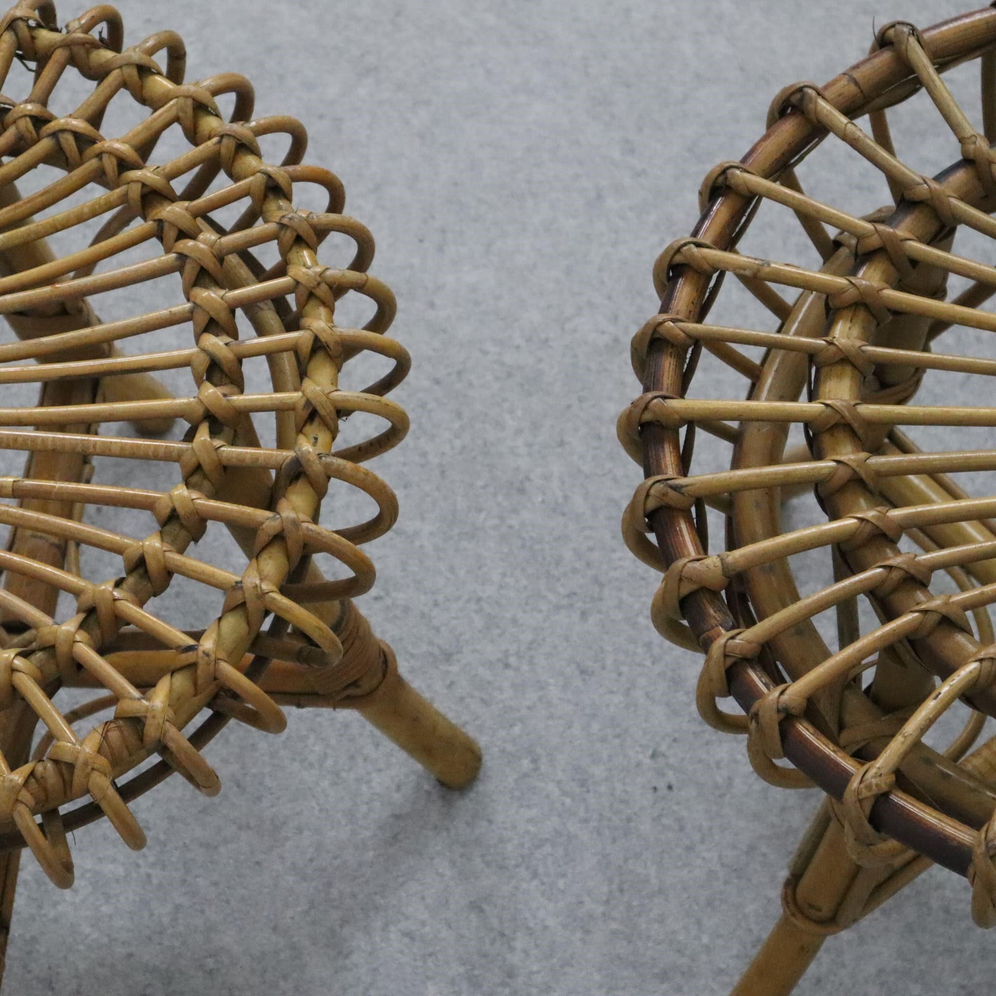 Taburete otomano de ratán y bambú de mediados de siglo Franco Albini, Italia, años 60
Infunde a tu espacio elegancia y encanto vintage con este par de taburetes otomanos redondos de ratán atribuidos a Franco Albini, creados en colaboración con