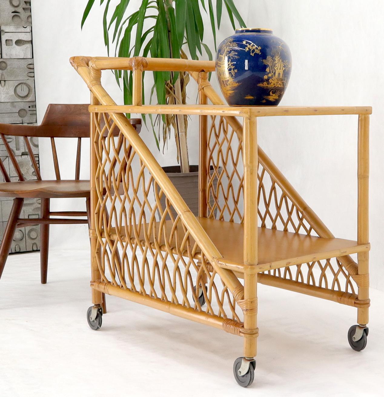 Mid century modern rattan and bamboo serving bar cart w/ bottles holder. In Good Condition For Sale In Rockaway, NJ