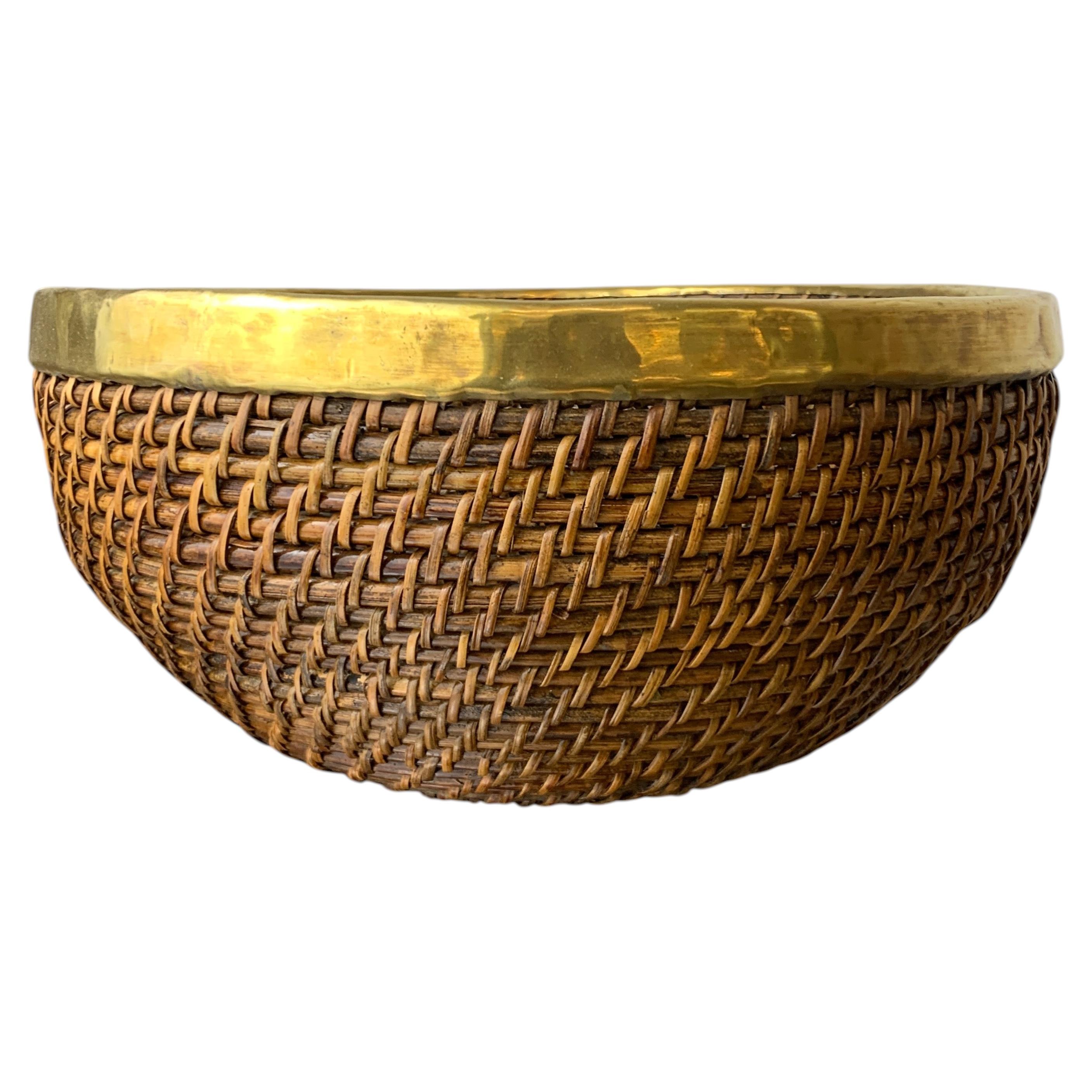 Cesto in rattan e ottone in stile Mid-Century Modern, Italia, intorno al 1970, diametro 32°