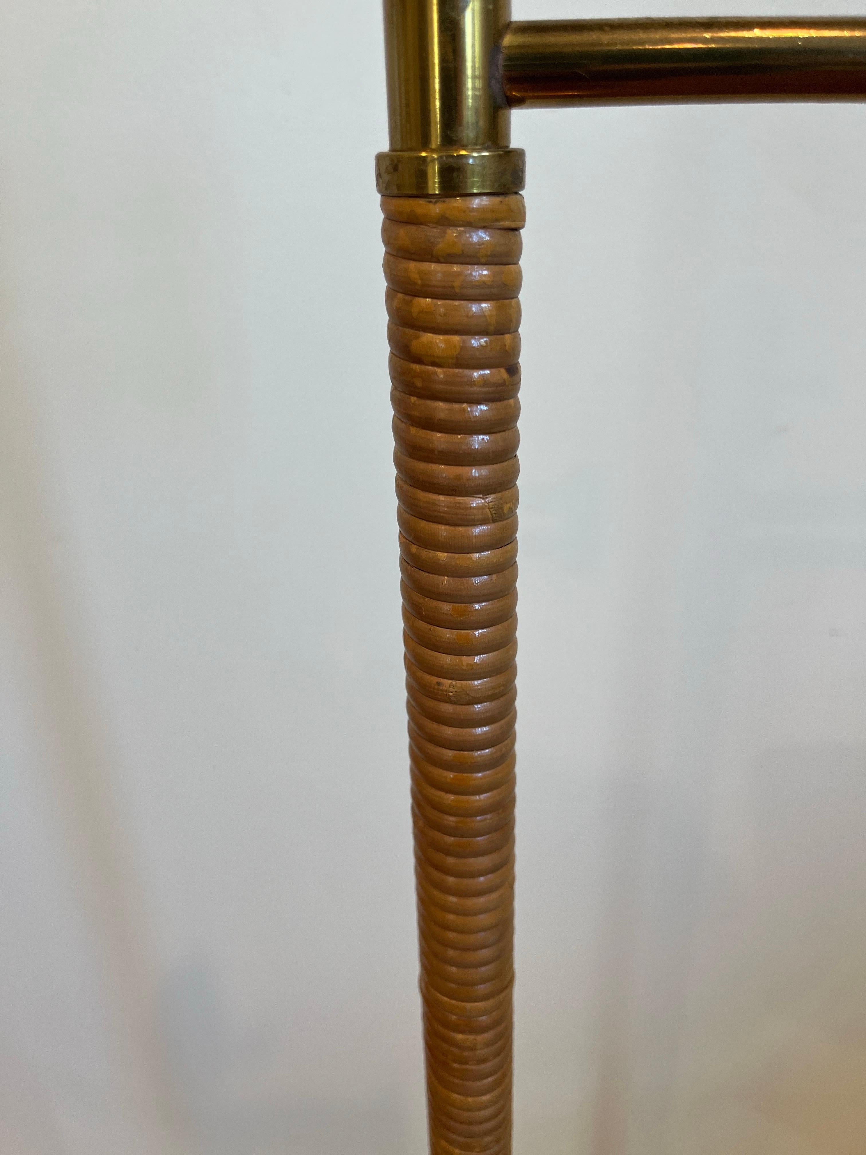 Américain Mid-Century Modern Rattan and Brass Swing Arm Floor Lamp en vente