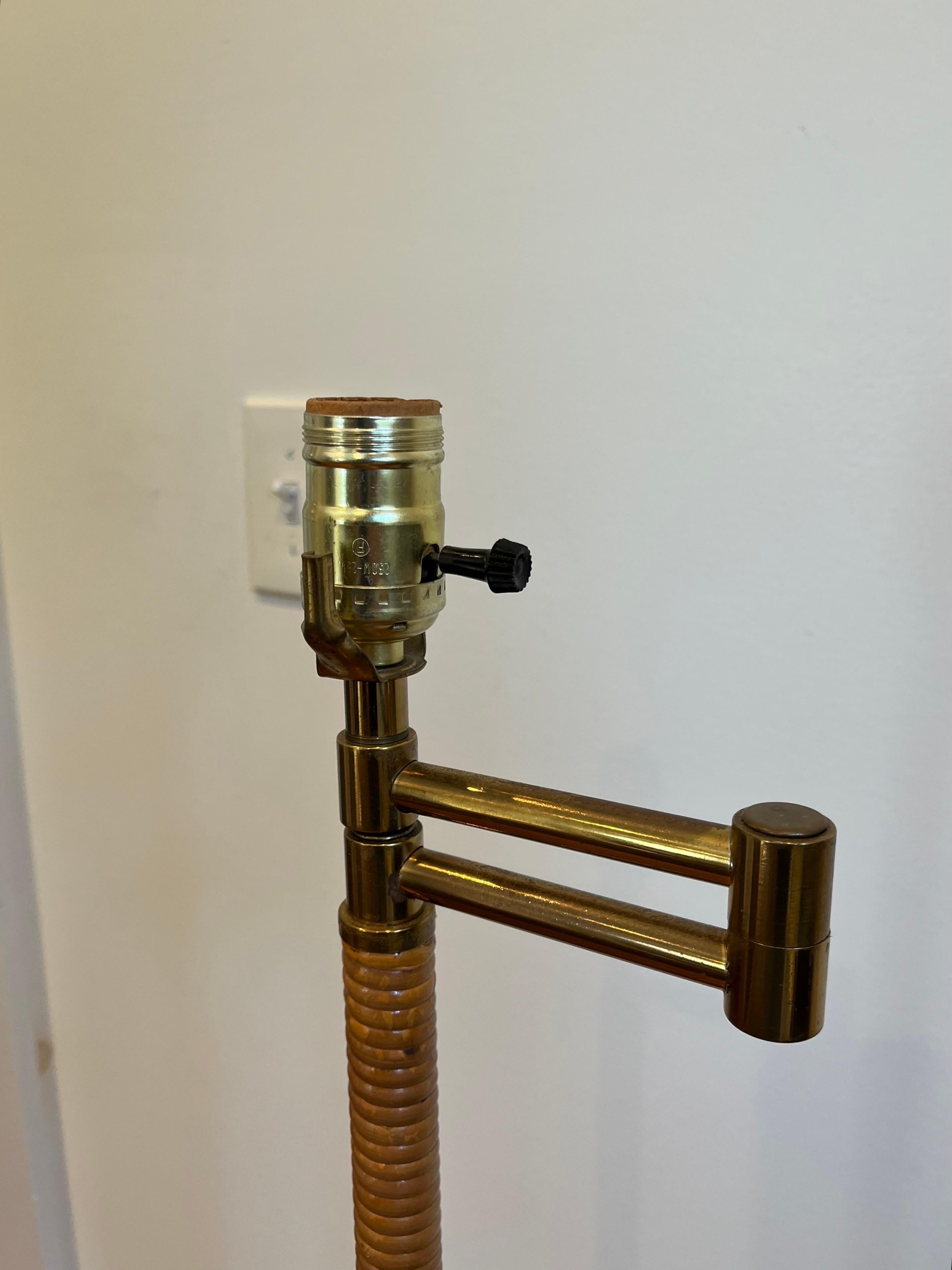 Mid-Century Modern Rattan and Brass Swing Arm Floor Lamp Bon état - En vente à W Allenhurst, NJ