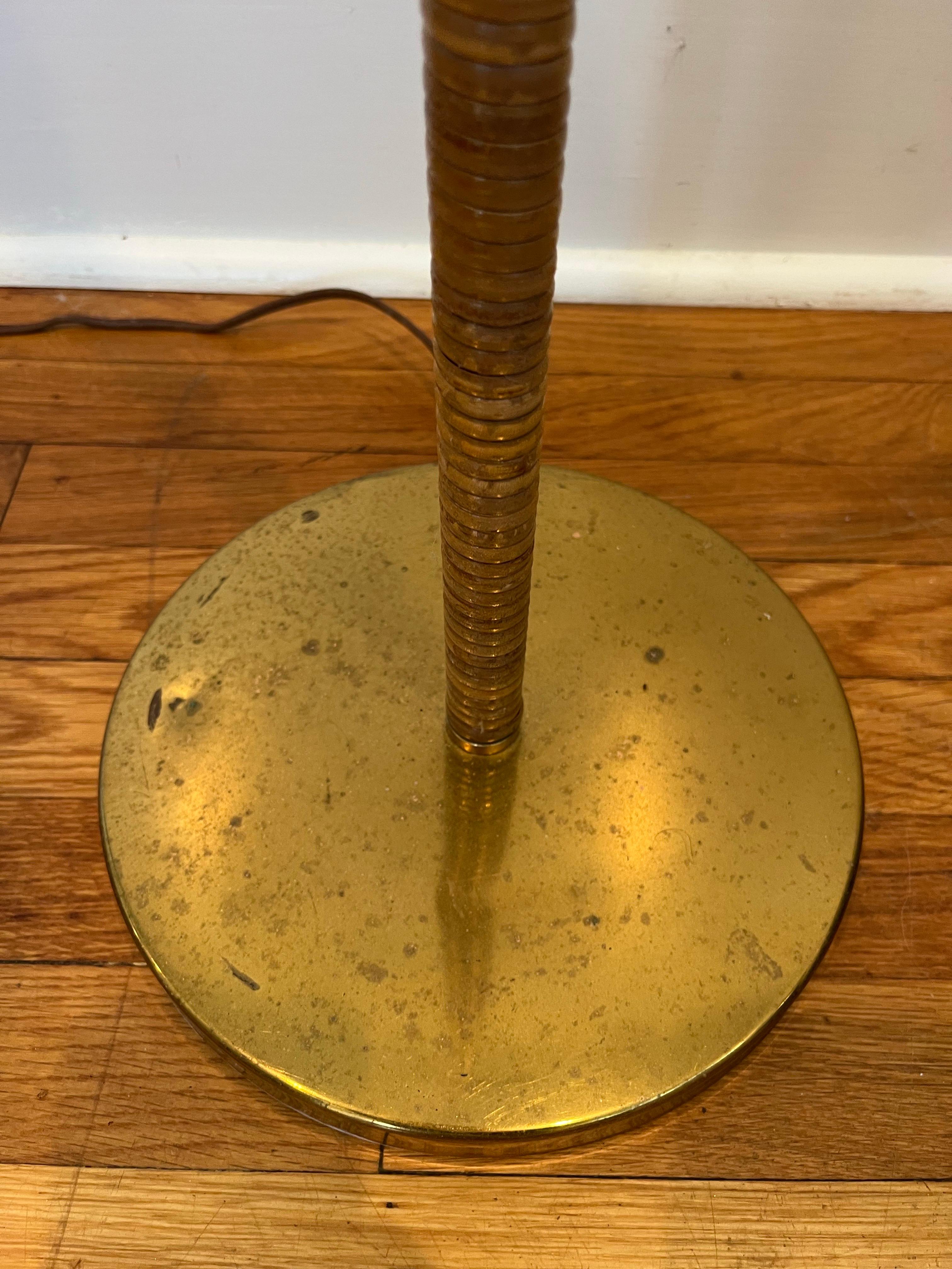 Laiton Mid-Century Modern Rattan and Brass Swing Arm Floor Lamp en vente