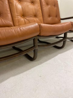 Sofá moderno de mediados de siglo de ratán y cuero coñac, Italia Años 70