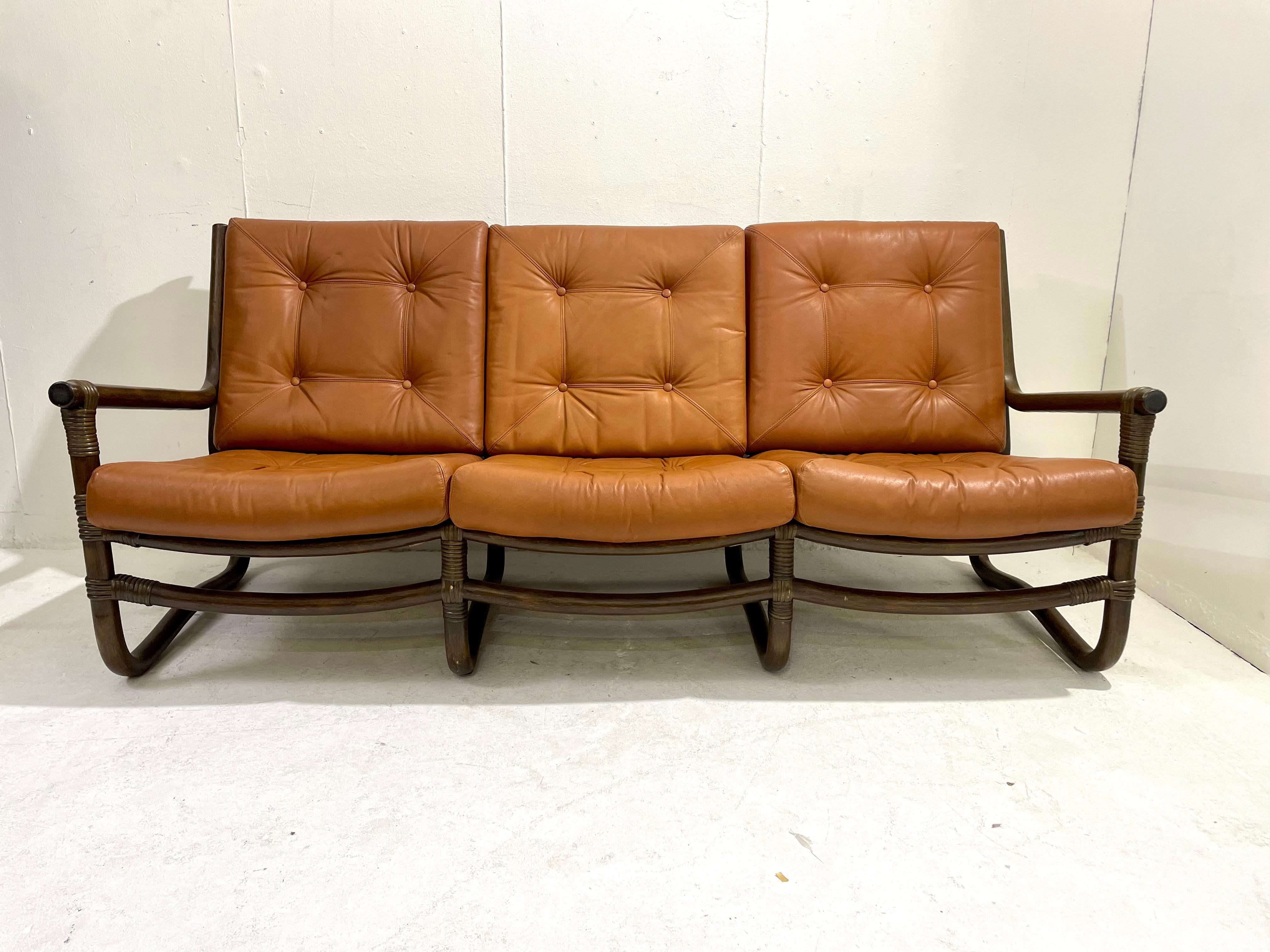 Late 20th Century Mid-Century Modern Rattan and Cognac Leather Sofa, Italy 1970s For Sale