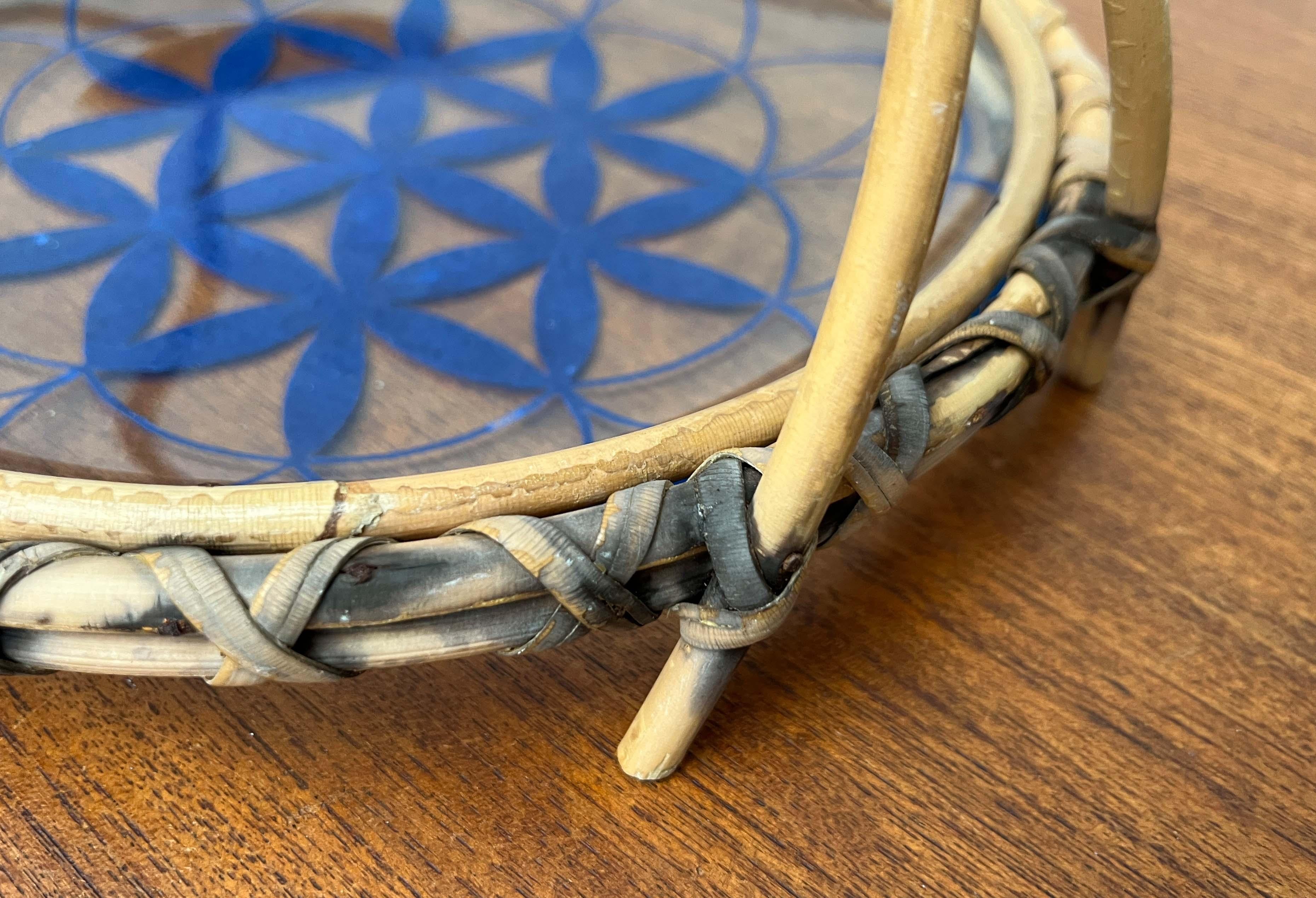 Moderne Schale aus Rattan und Glas, blaues Blumenmuster, Finnland, 1960er Jahre im Angebot 6