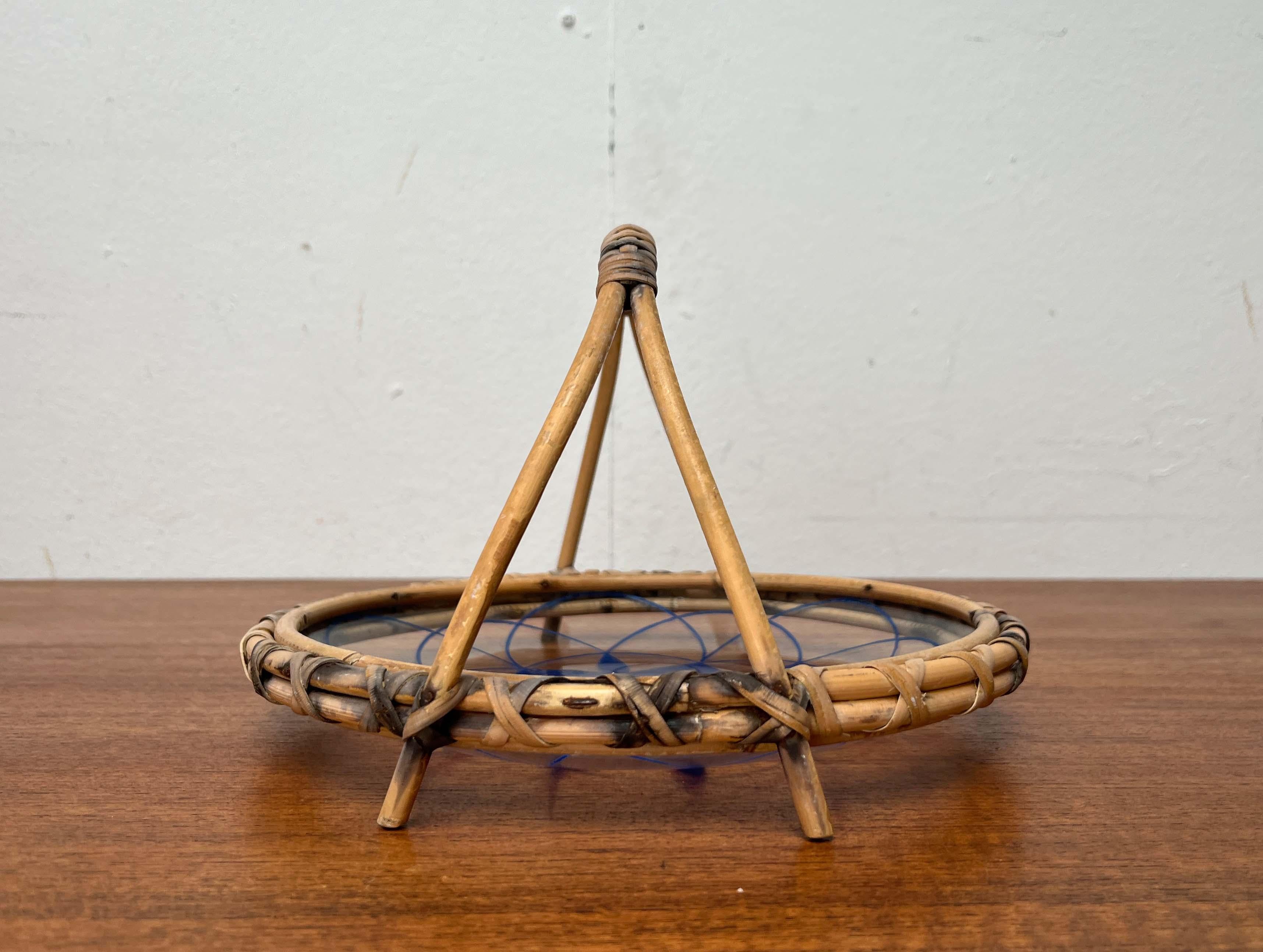 Moderne Schale aus Rattan und Glas, blaues Blumenmuster, Finnland, 1960er Jahre im Angebot 9