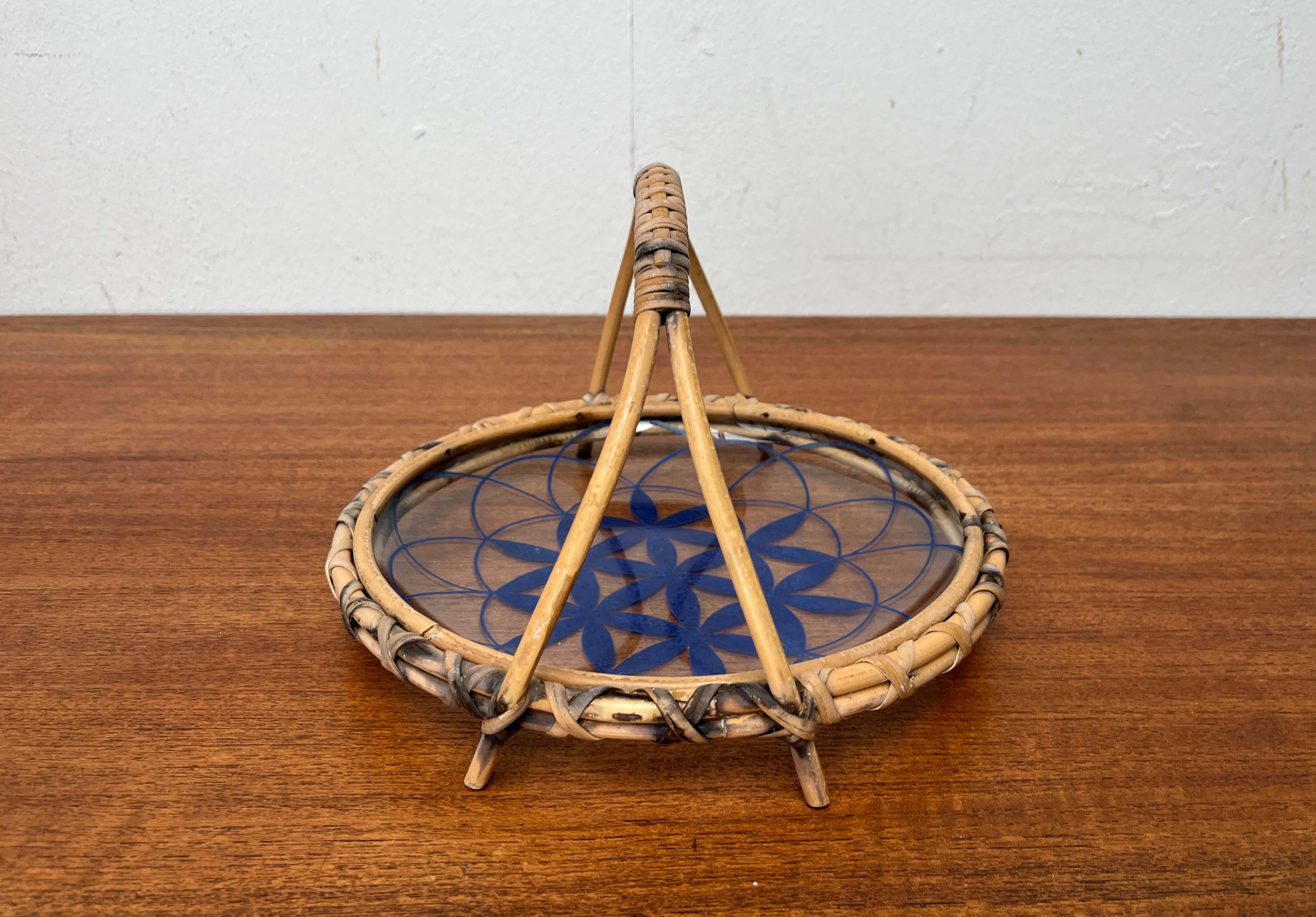 Moderne Schale aus Rattan und Glas, blaues Blumenmuster, Finnland, 1960er Jahre im Angebot 11