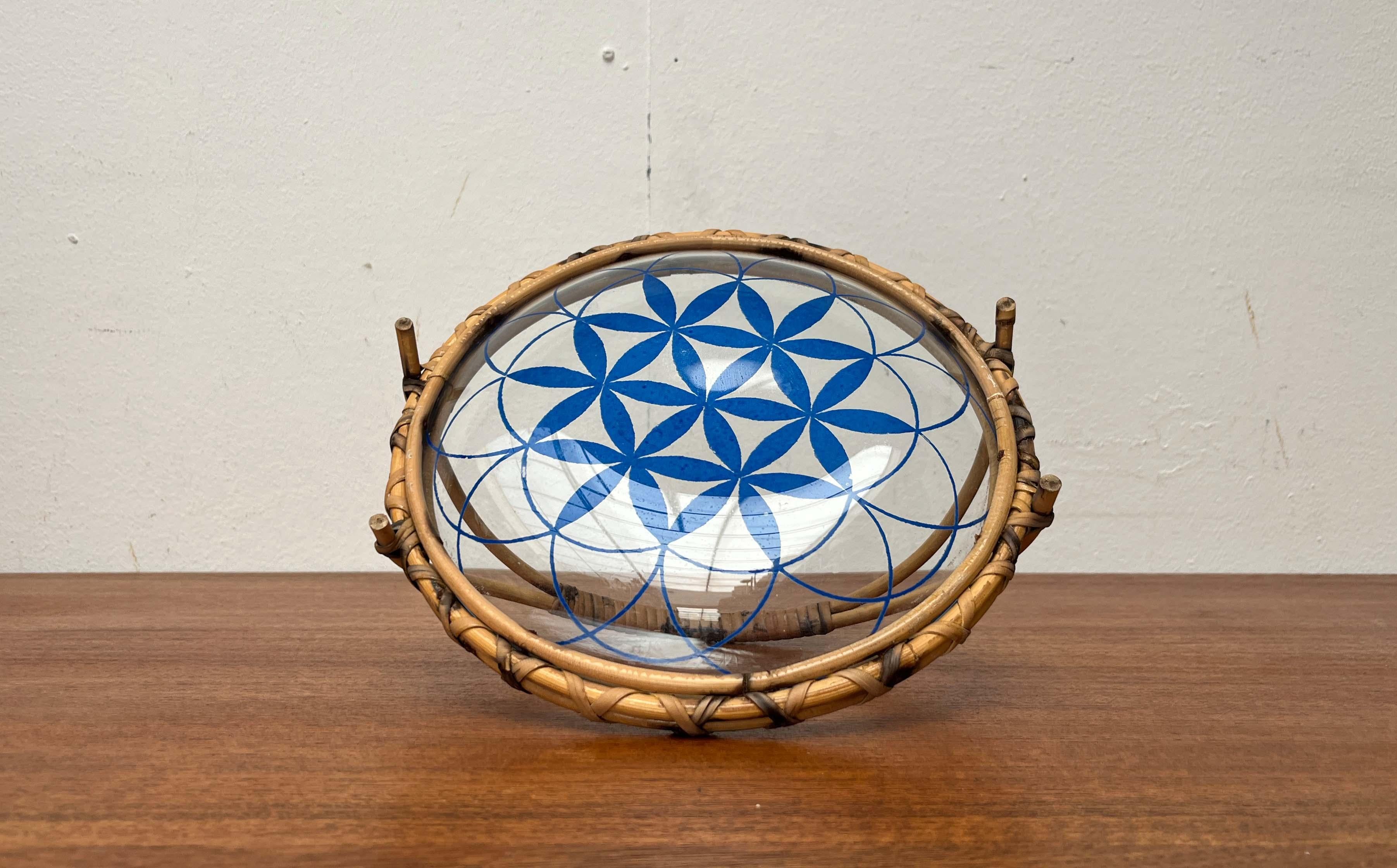 Moderne Schale aus Rattan und Glas, blaues Blumenmuster, Finnland, 1960er Jahre im Angebot 14