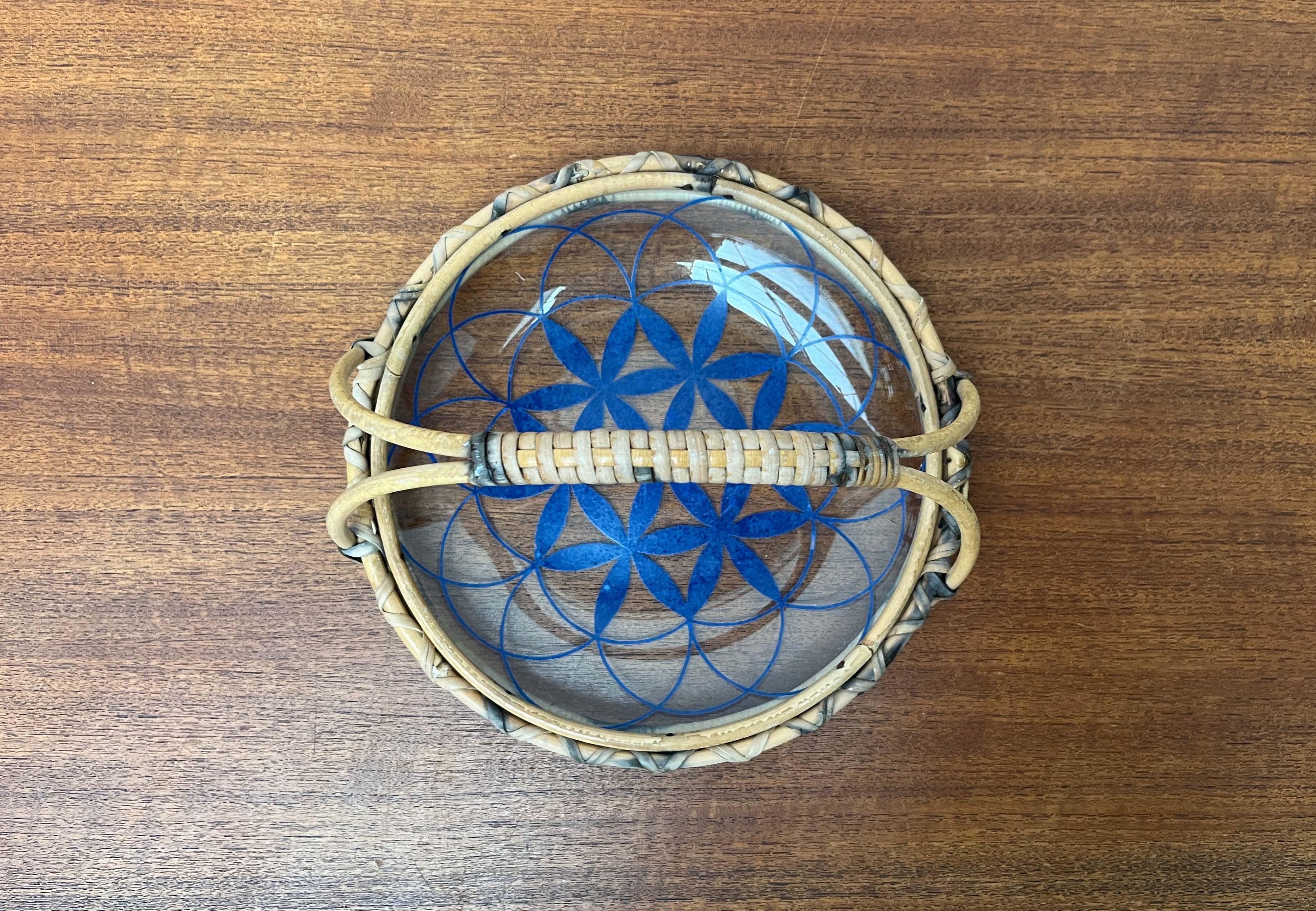 Moderne Schale aus Rattan und Glas, blaues Blumenmuster, Finnland, 1960er Jahre im Zustand „Relativ gut“ im Angebot in Hamburg, DE